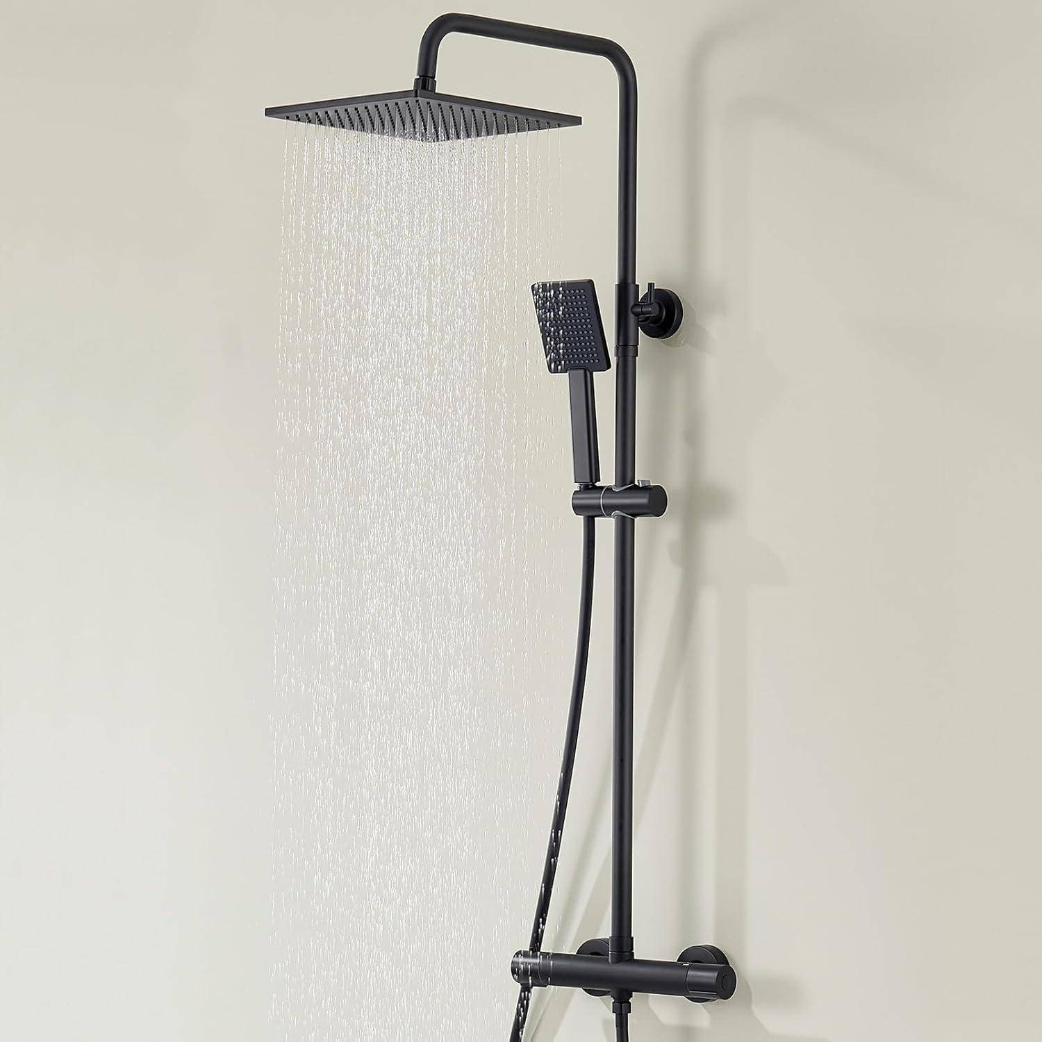 Modernes schwarzes Duschsystem mit quadratischem Regenduschkopf und abnehmbarer Handbrause, vor einer hellen Wand.