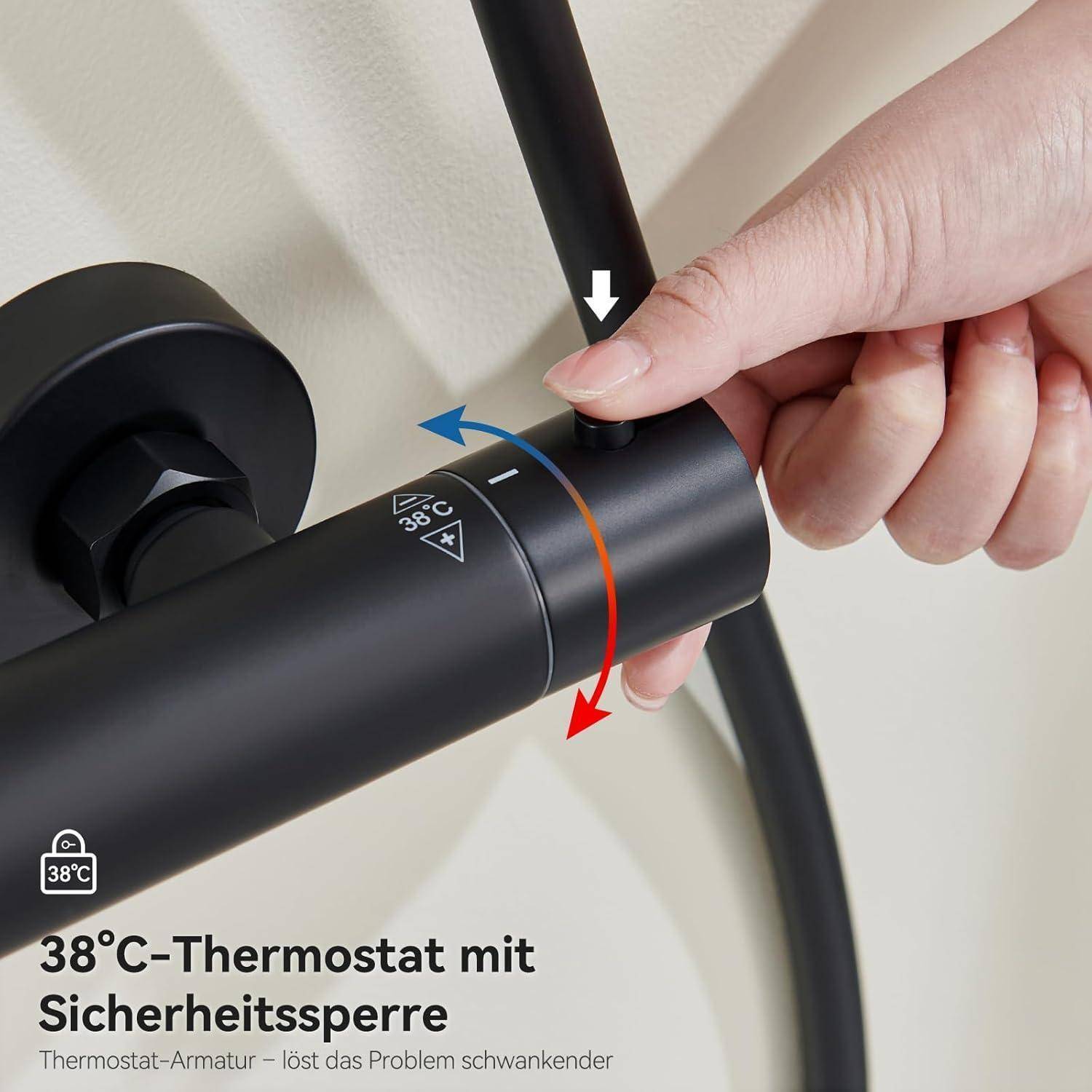 Hand, die einen schwarzen Duschthermostat mit Sicherheitssperre einstellt, der auf 38°C eingestellt ist, um Temperaturschwankungsprobleme zu lösen.