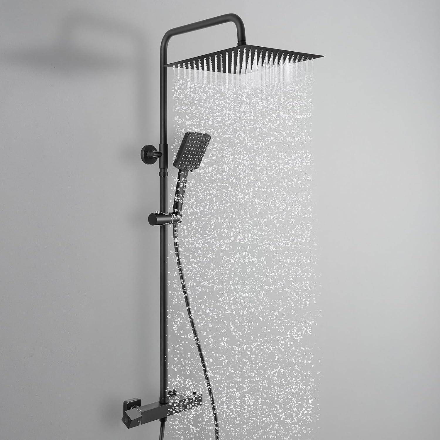 Ein schlankes schwarzes Duschsystem mit einem großen quadratischen Regenduschkopf und einer Handbrause, vor einer schlichten grauen Wand.