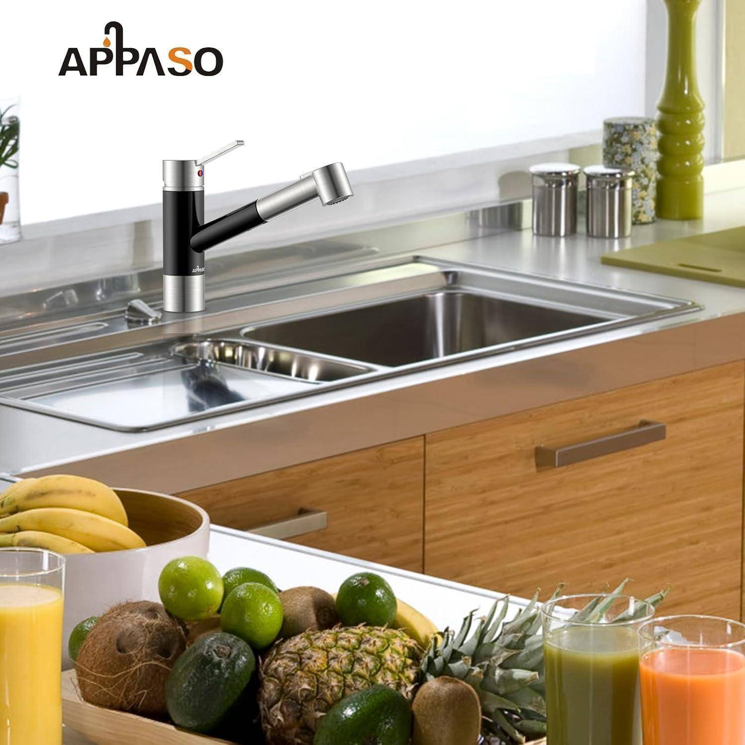 Küchenspüle mit silbernem Wasserhahn auf einer weißen Arbeitsplatte, umgeben von Früchten wie Bananen und Ananas, was eine Küchenumgebung andeutet.