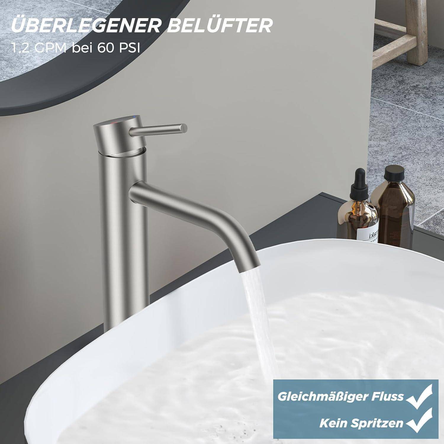 Ein modernes Badezimmerarmatur, das Wasser in ein Waschbecken gießt. Text hebt 'Hervorragender Belüfter' hervor mit Merkmalen: 'Kein Spritzen', 'Gleichmäßiger Fluss', '1,2 Liter pro Minute bei 60 PSI'.