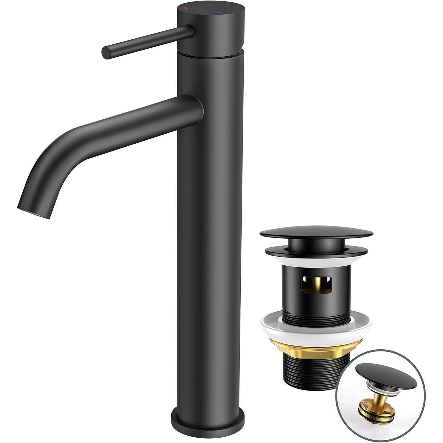 Ein mattschwarz gehaltener Badezimmer-Wasserhahn mit passender Pop-up-Ablaufgarnitur. Der Wasserhahn verfügt über einen einzelnen Griff und ein schlankes, modernes Design.