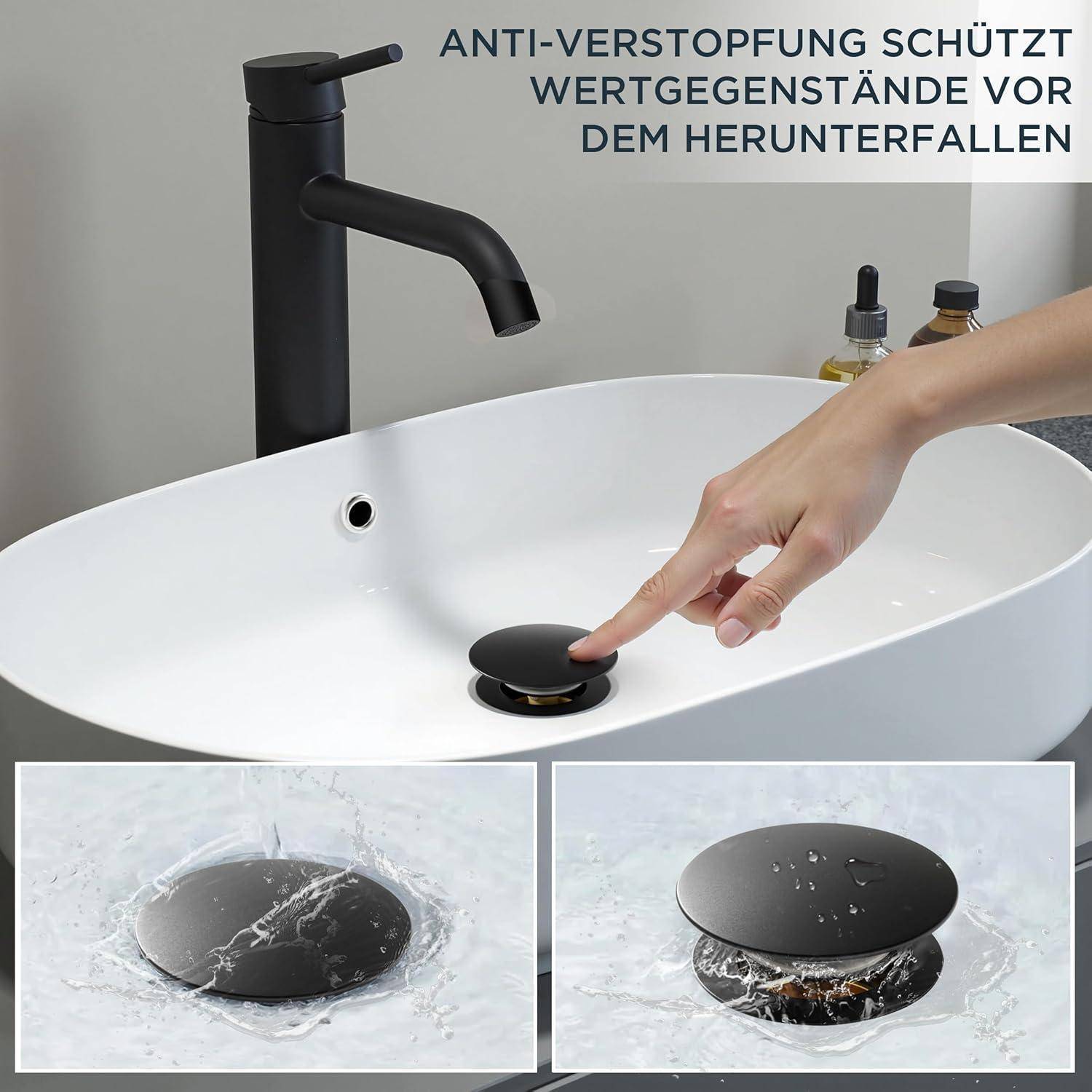 Eine Hand justiert einen schwarzen Abflussdeckel in einem modernen Waschbecken. Eingesetzte Bilder zeigen Wasser, das mit und ohne den Deckel fließt. Text auf Deutsch bewirbt die Verstopfungs-Verhinderungseigenschaften.