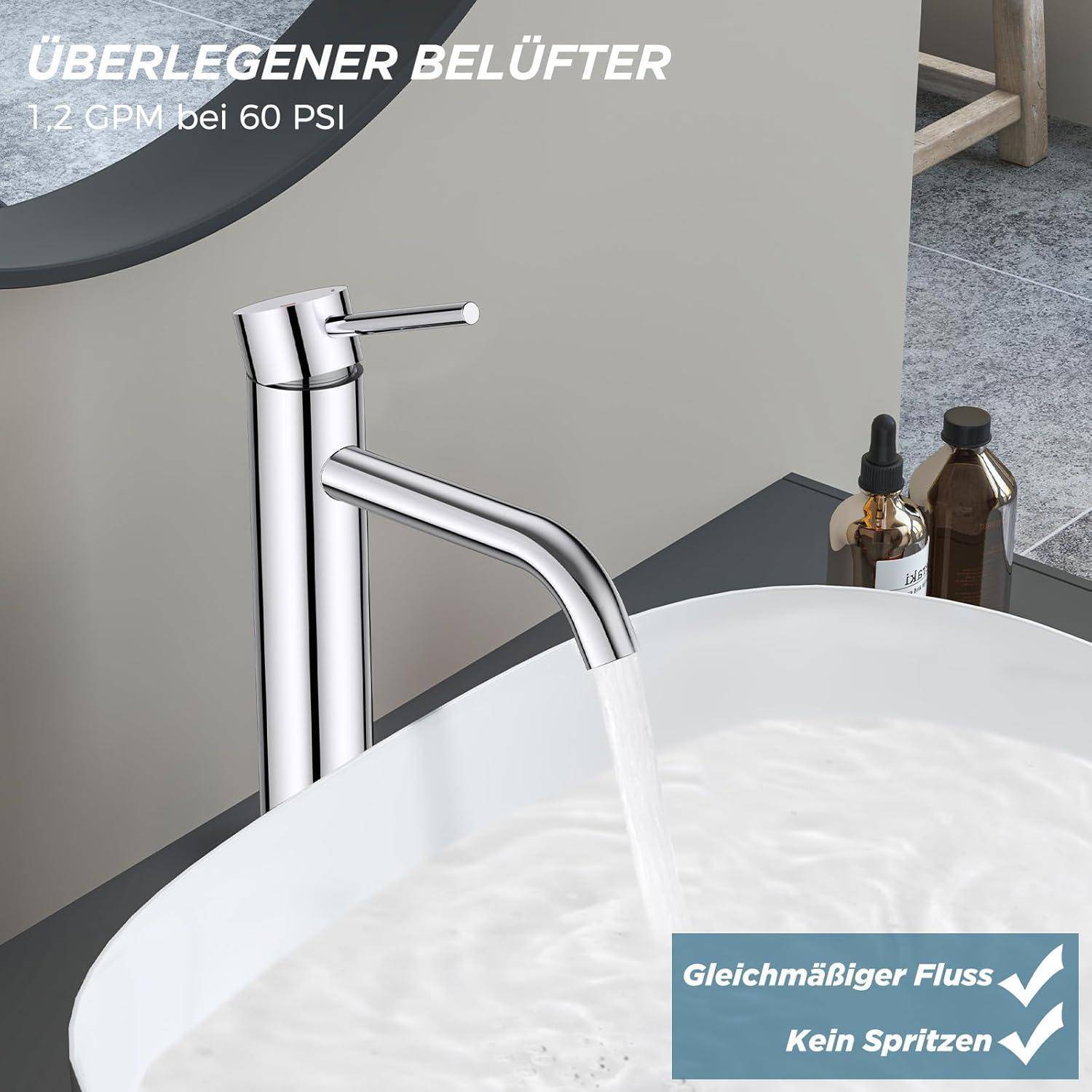 Ein moderner Wasserhahn, der Wasser in ein weißes Waschbecken einlässt. Der Text hebt einen 