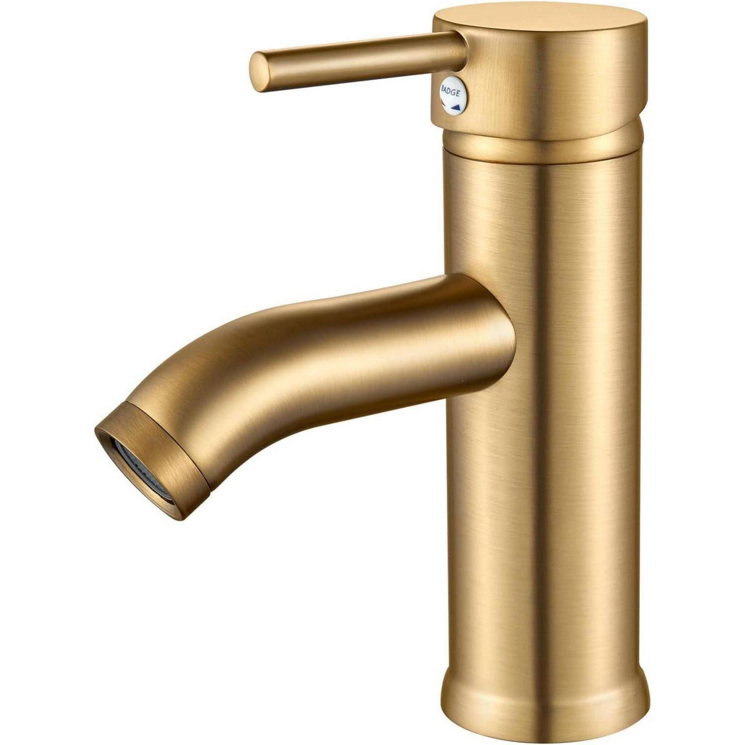 Eine moderne Messingarmatur für das Badezimmer mit einer zylindrischen Basis und einem eleganten geschwungenen Auslauf wird vor einem weißen Hintergrund präsentiert.