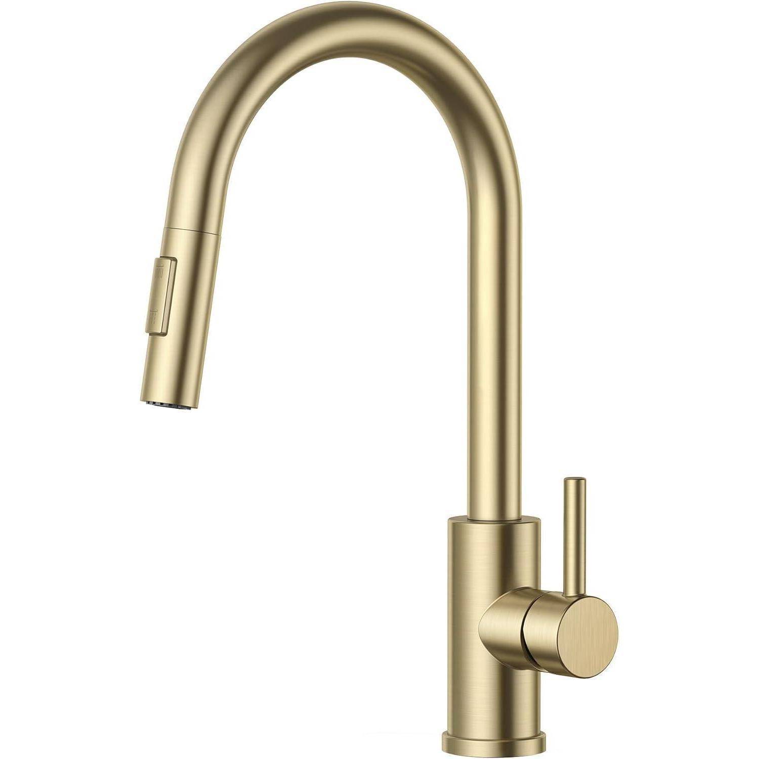 Goldene Küchenarmatur mit hohem Auslauf, herausziehbarer Brause und einem Einhebelgriff.