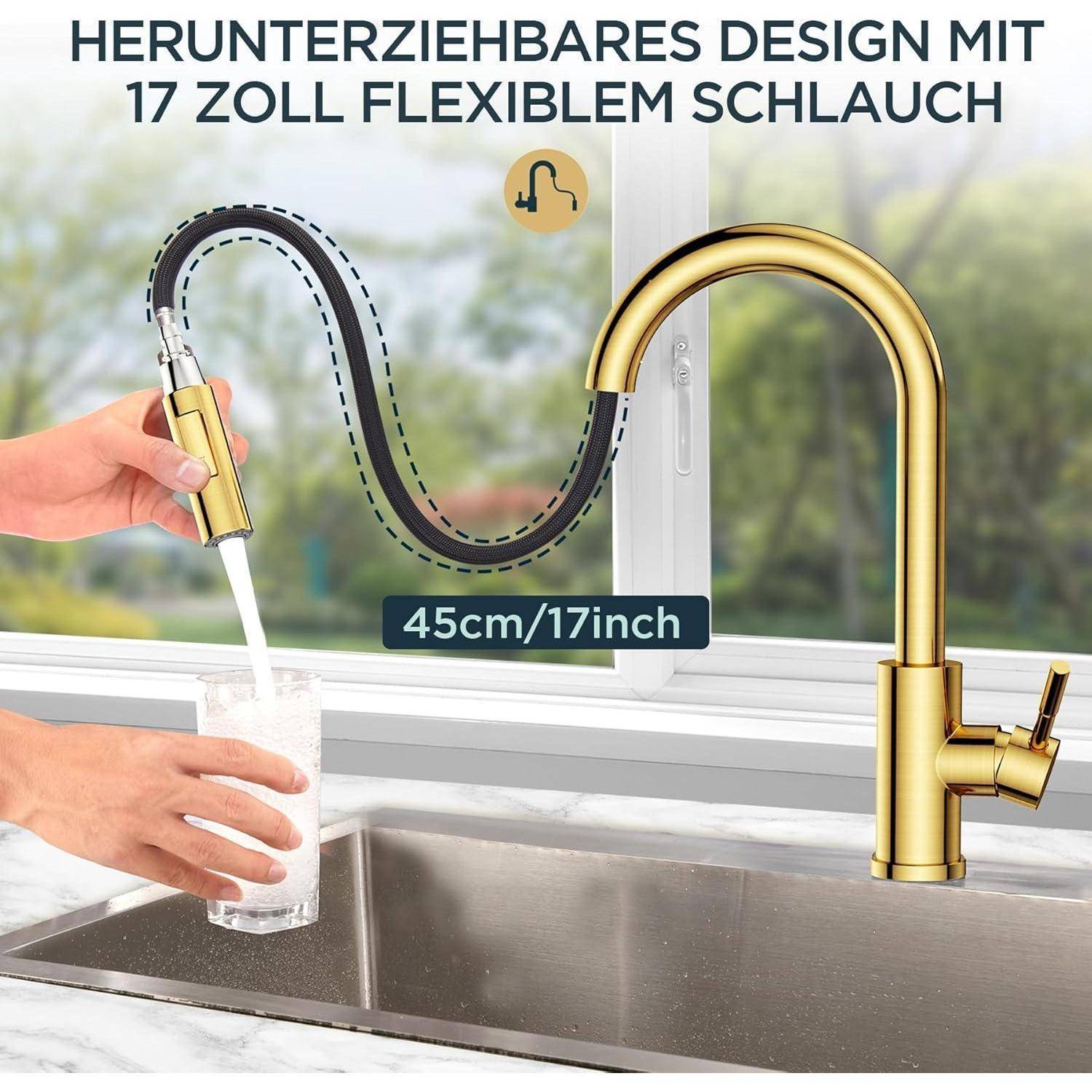 Eine Person, die einen goldenen Wasserhahn in der Küche mit einem flexiblen, 45 cm/17 Zoll herausziehbaren Schlauch verwendet, um ein Glas mit Wasser zu füllen.