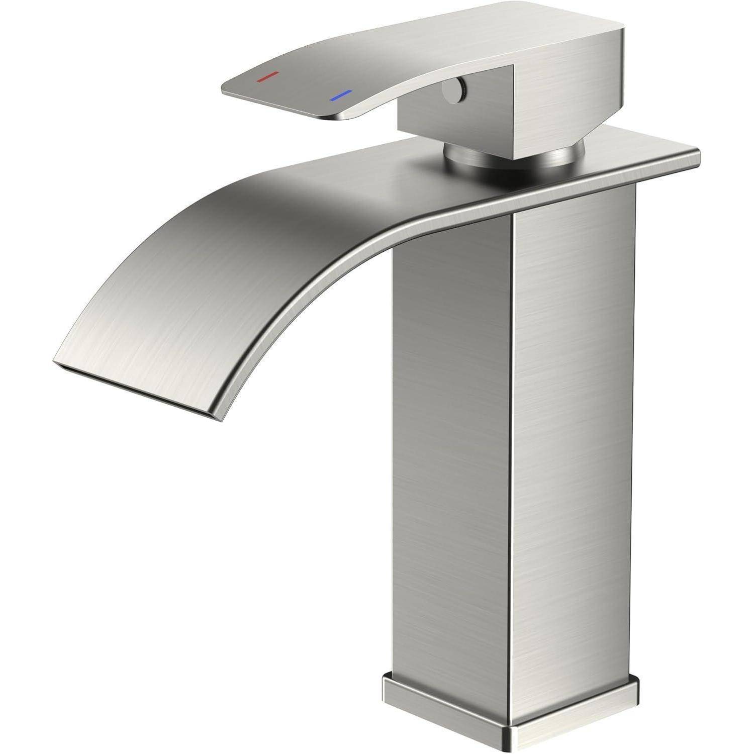 Ein moderner Wasserhahn aus Edelstahl mit einer flachen, geschwungenen Auslaufarmatur und einem Einhebel-Mischer. Rote und blaue Punkte kennzeichnen warm und kalt.