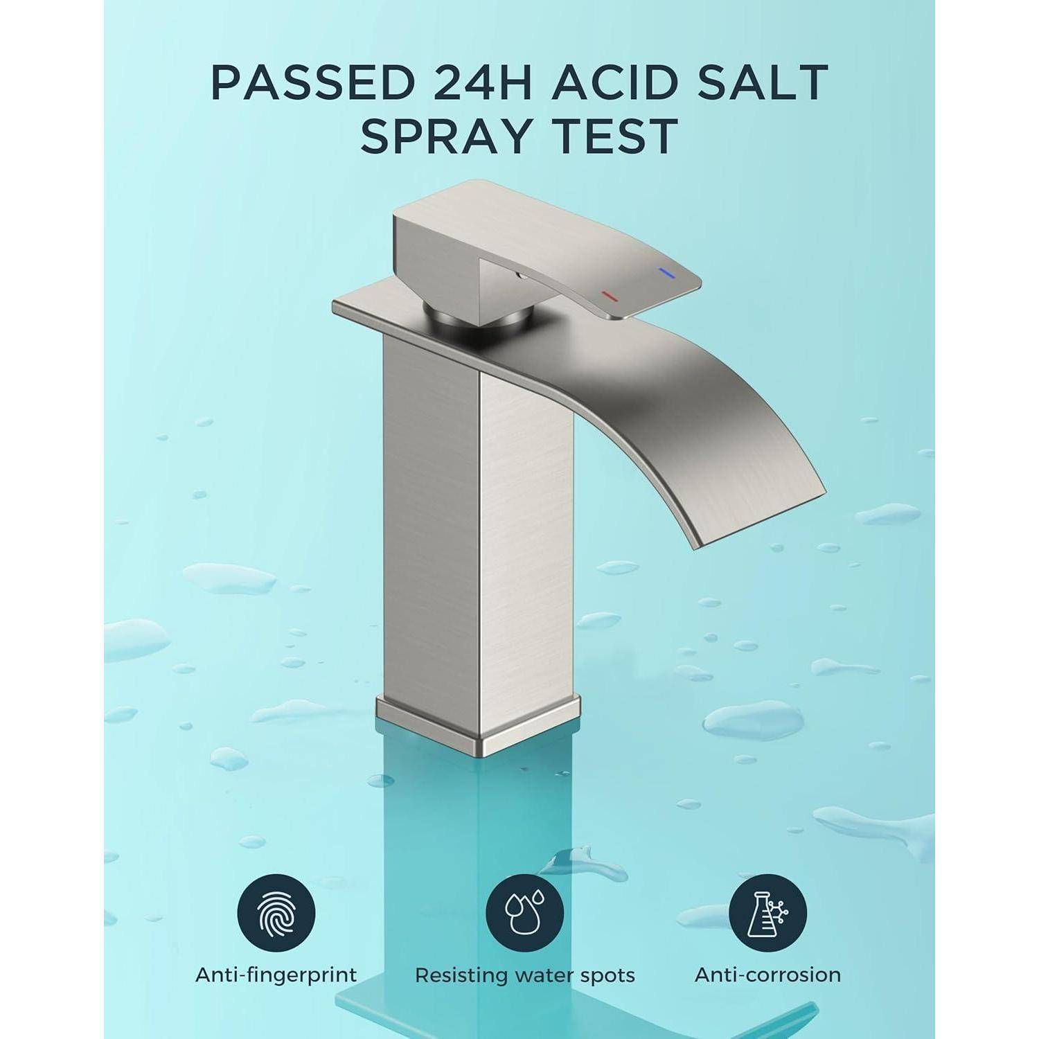 Stilvolle Edelstahl-Armatur vor blauem Hintergrund. Text lautet: „Bestand 24-Stunden-Säure-Salzsprühtest.