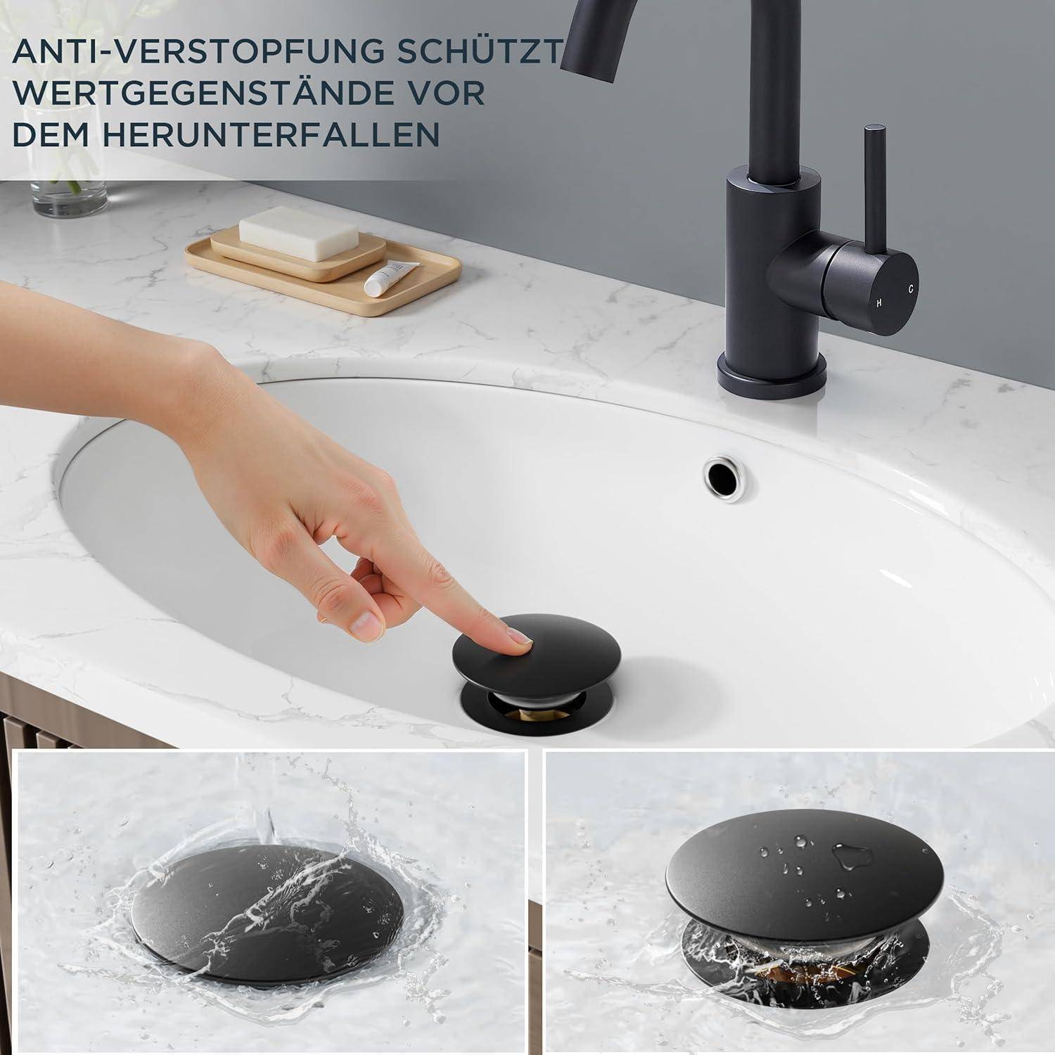 Eine Hand zeigt auf einen schwarzen Abfluss-Stöpsel auf einer weißen Marmorarbeitsplatte unter fließendem Wasser. Text lautet: 'Anti-Stöpsel schützt Wertgegenstände vor dem Herunterfallen.