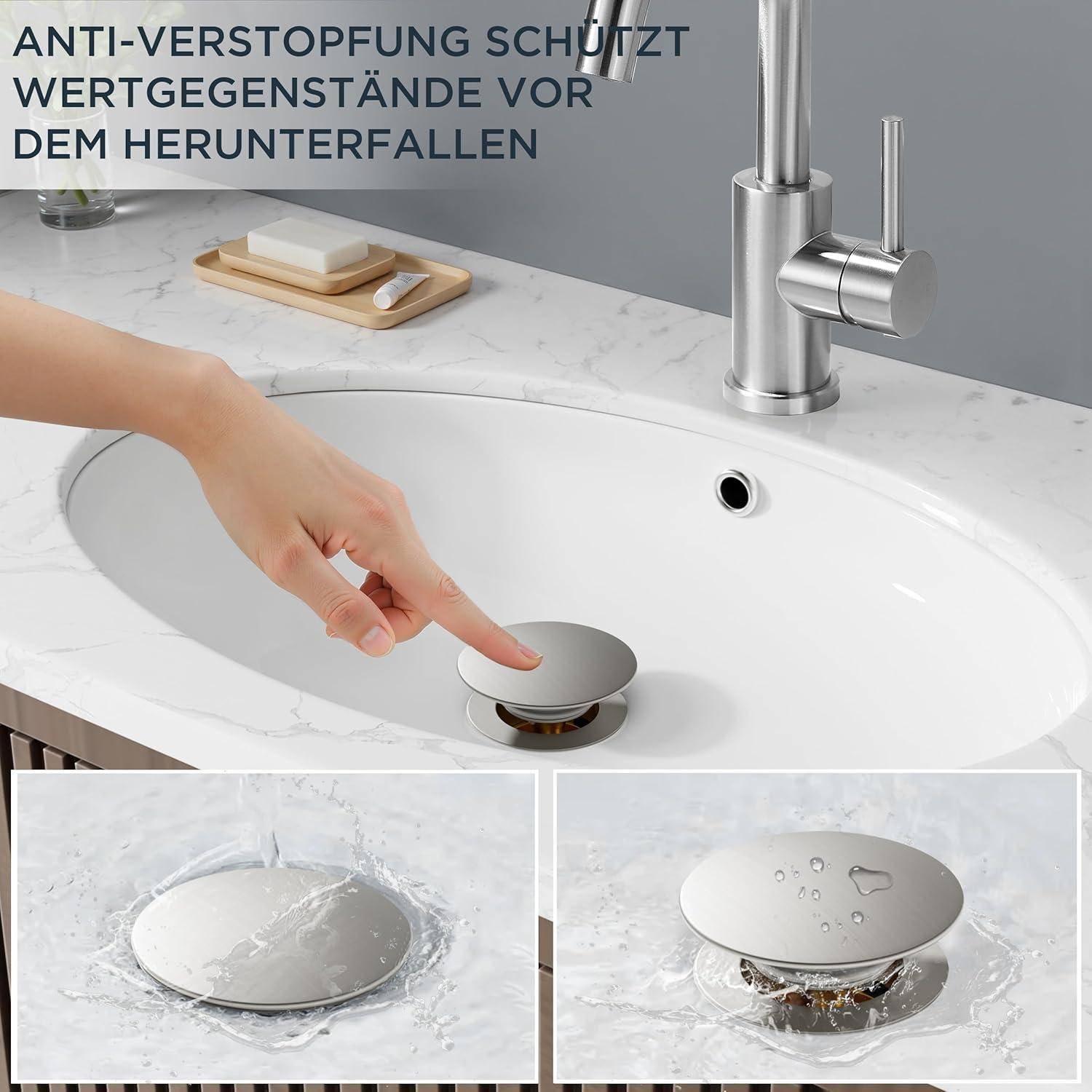 Eine Hand einer Person justiert einen metallischen Waschbeckenstöpsel in einem modernen Badezimmer, unter dem Text 'Anti-Verstopfung schützt Wertgegenstände vor dem Herunterfallen'.