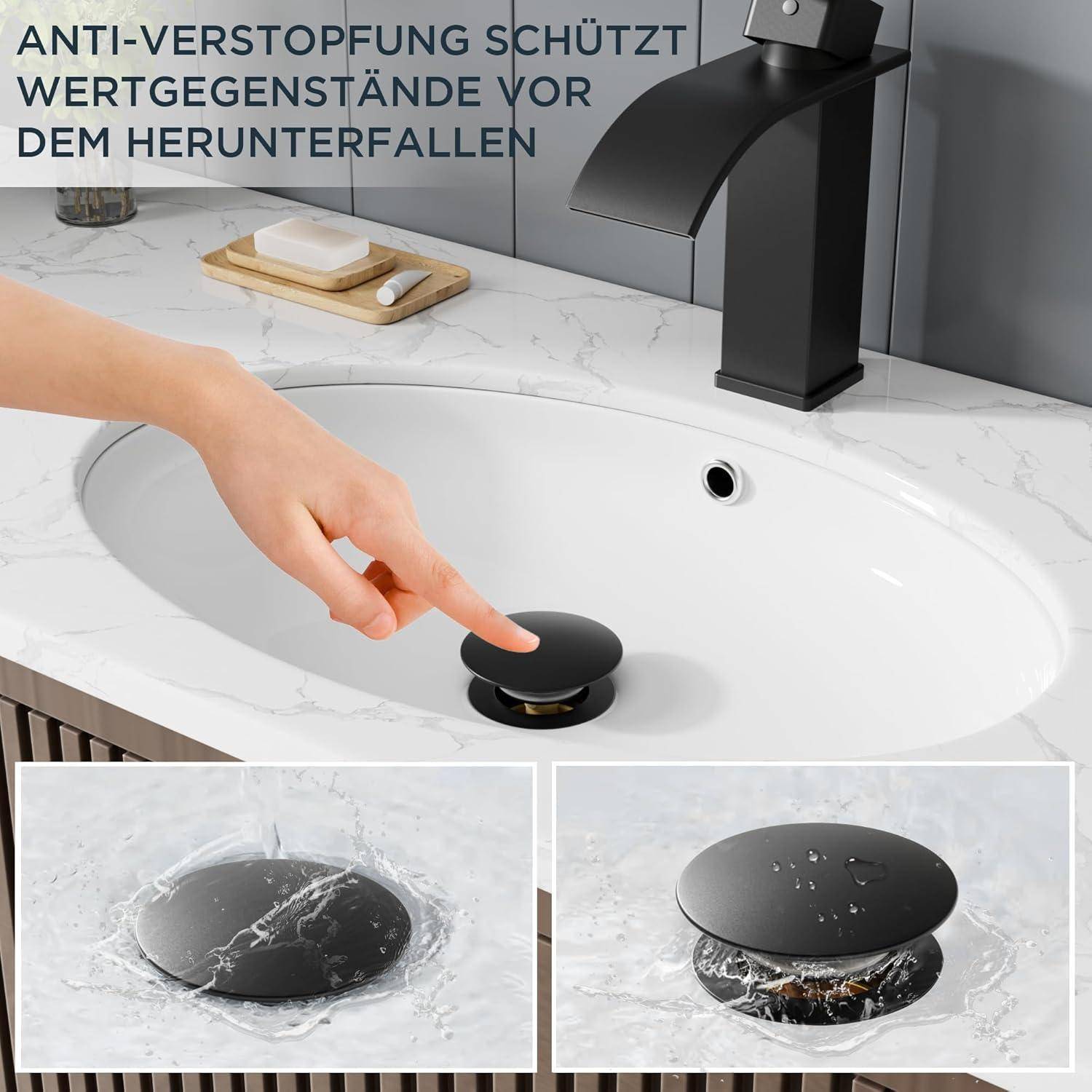 Eine Hand, die einen Abfluss in einer Marmorplatte berührt. Text lautet: 'ANTI-VERSTOPFUNG SCHÜTZT WERTGEGENSTÄNDE VOR DEM HERUNTERFALLEN.