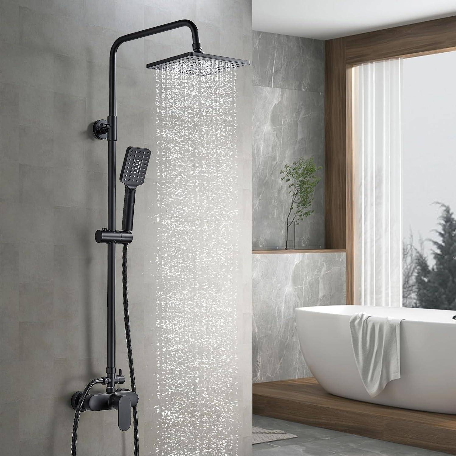 Ein modernes Badezimmer mit einer Regendusche an der linken Seite und einer weißen freistehenden Badewanne neben einem großen Fenster auf der rechten Seite.
