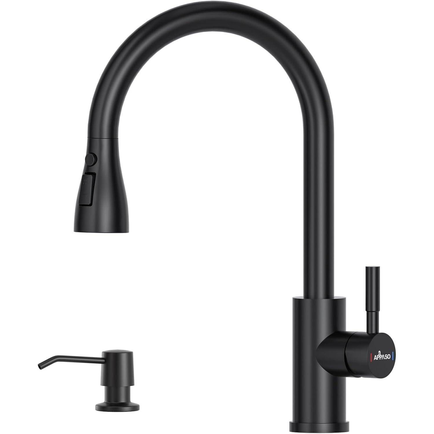 Ein schwarzer Küchenarmatur mit ausziehbarer Brause und einem passenden Seifenspender, beide mit modernem, minimalistischem Design.