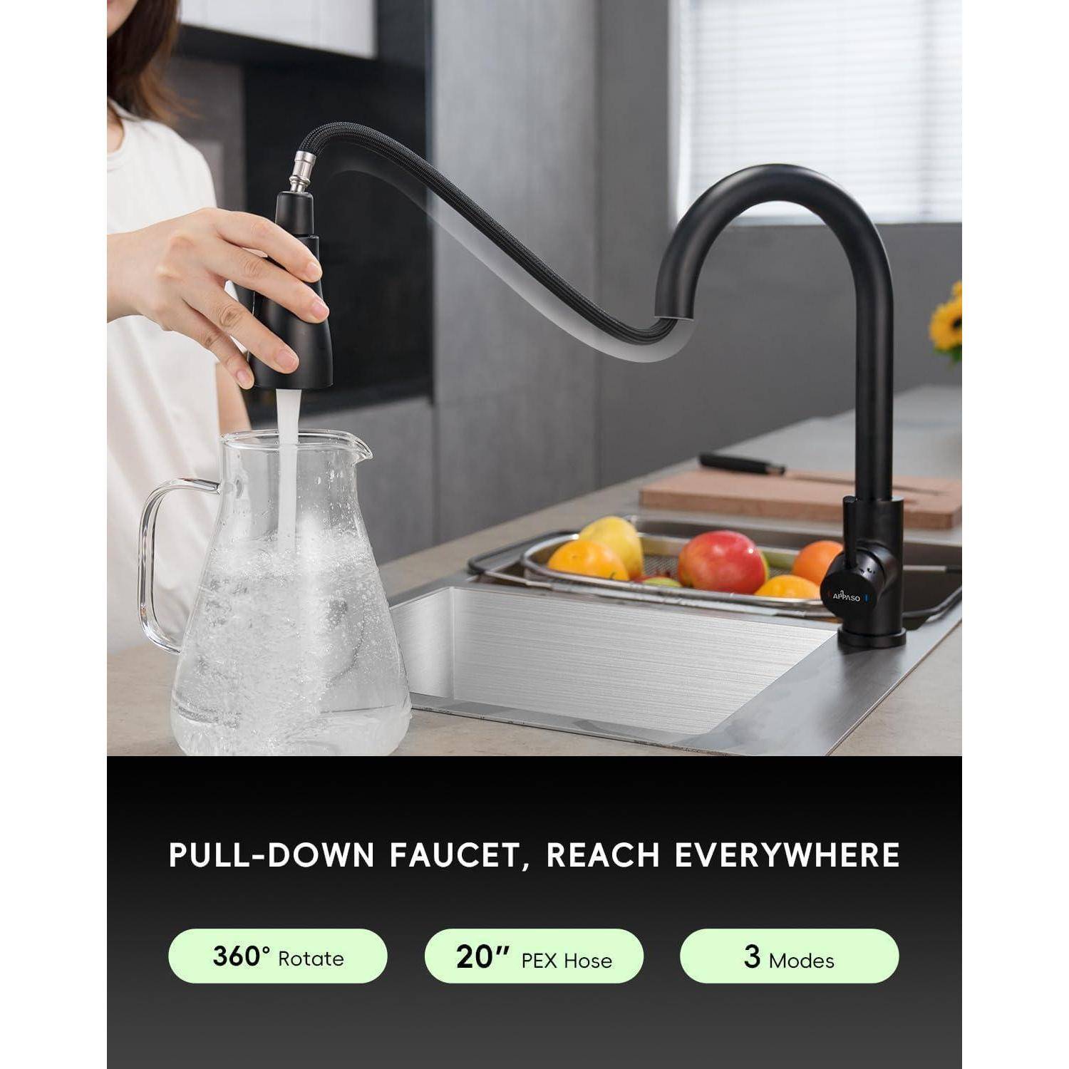 Eine schwarze Auszieharmatur über einem Waschbecken, die einen durchsichtigen Krug mit Wasser füllt. Arbeitsplatte im Hintergrund mit Obst und Abtropfgestell.