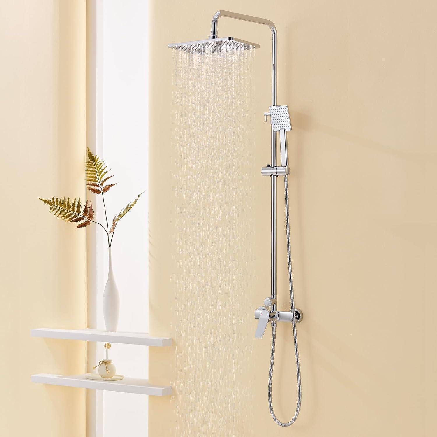 Eine moderne Chrom-Duschanlage mit einer runden Regendusche von der Decke und einer verstellbaren Handbrause. Der Hintergrund zeigt cremefarbene Wände und eine weiße Vase mit Blättern.