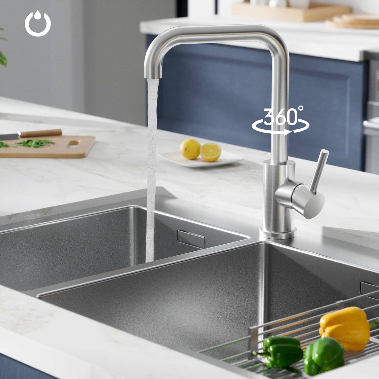 Moderne Küche mit einem Doppelspülbecken aus Edelstahl; ein Wasserhahn mit der Beschriftung '360°' für die Vollrotationsfunktion. Arbeitsflächen mit Zitronen und Dekoration.