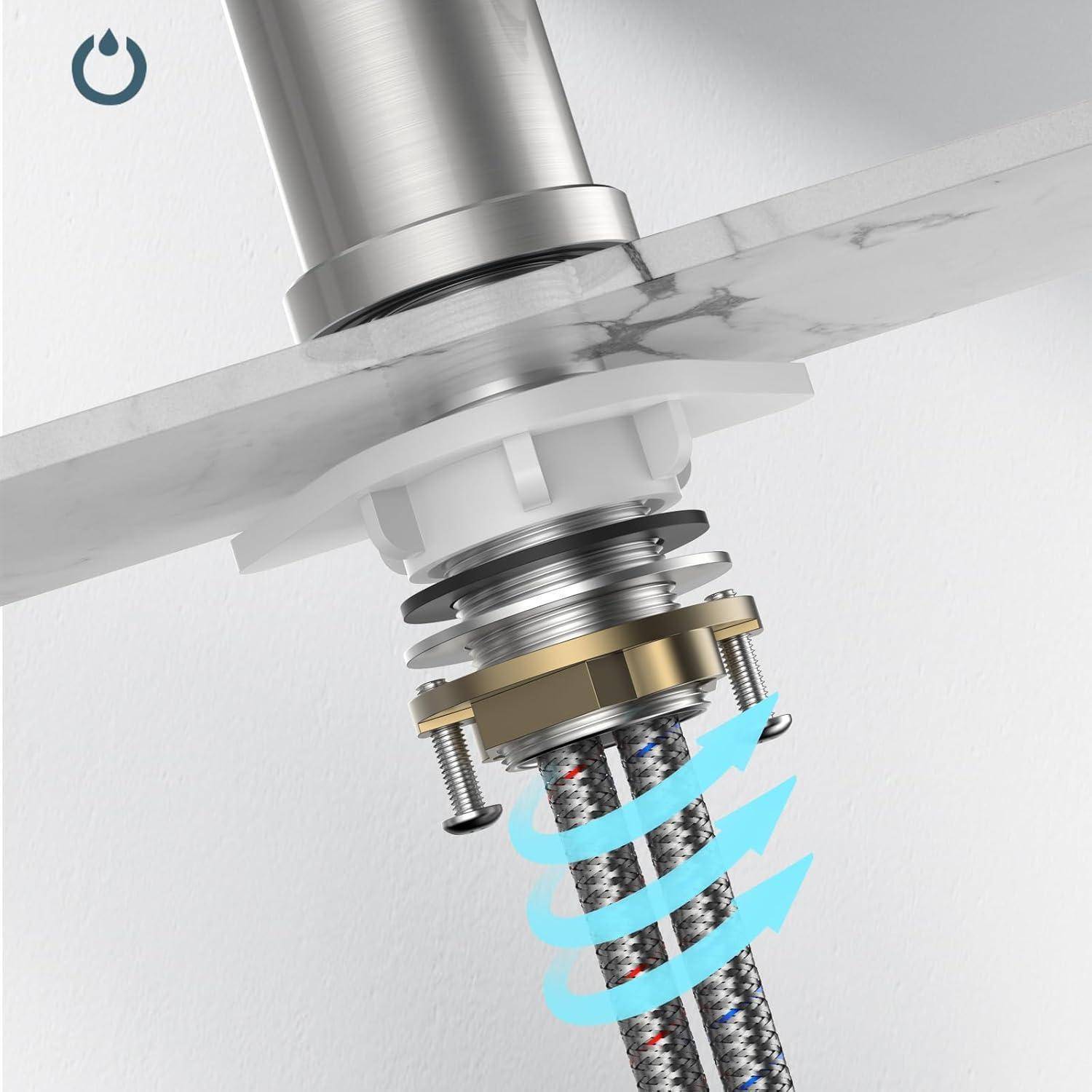 Eine Armaturanordnung, die Rohre zeigt, die mit einer Mutter und Schrauben an einer Armatur befestigt werden. Blaue Spiralpfeile weisen auf die Drehbewegung zum Festziehen hin.