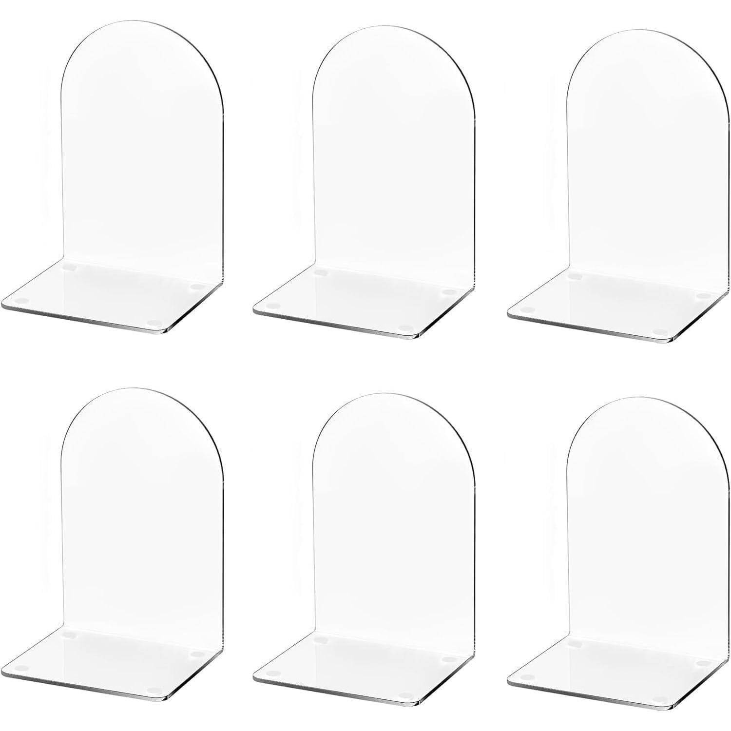 Sechs transparente Acryl-Buchstützen, in zwei Reihen mit je drei Stück angeordnet, mit einer L-förmigen Konstruktion, die Bücher auf einem Regal abstützen.
