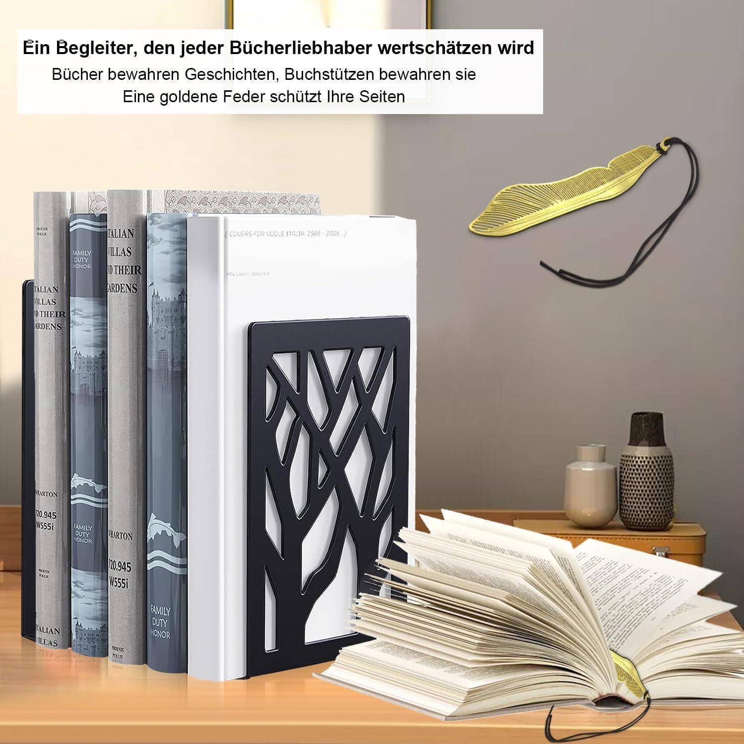 Bücher, die zwischen dekorativen Buchstützen mit Baumdesign auf einer Holzoberfläche aufgereiht sind. Ein goldenes Federbookmark liegt in der Nähe.