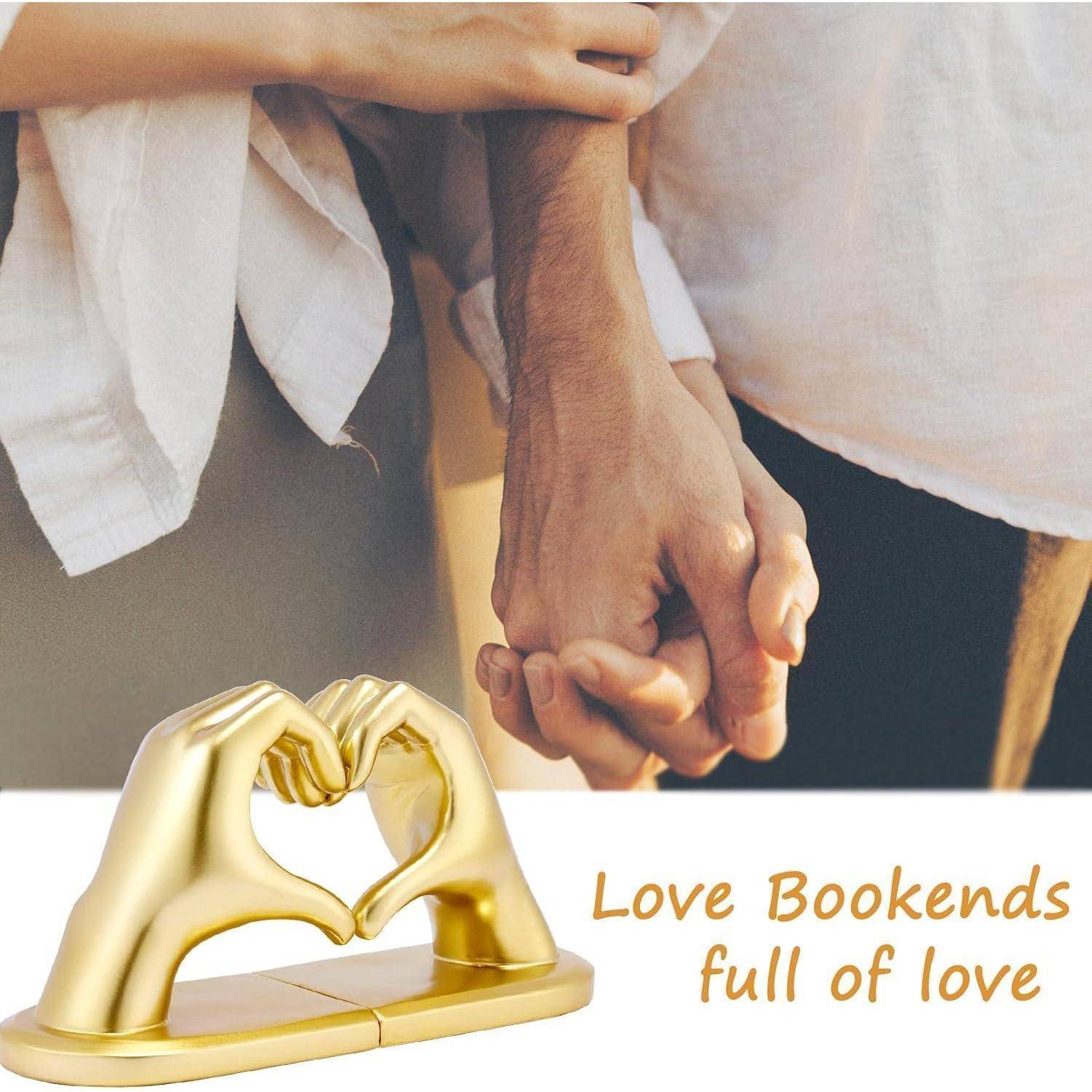 Paar, das sich an Buchstützen aus Gold in Handform hält, die ein Herz bilden. Text lautet: „Liebe Buchstützen voller Liebe