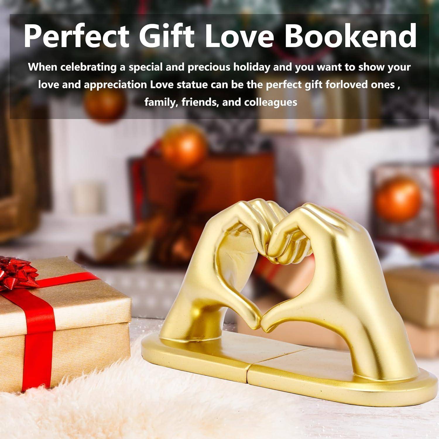 Ein Paar goldene Buchstützen in Form von Händen, die ein Herz bilden, neben eingepackten Geschenken platziert, mit Text, der sie als perfektes Geschenk anpreist.