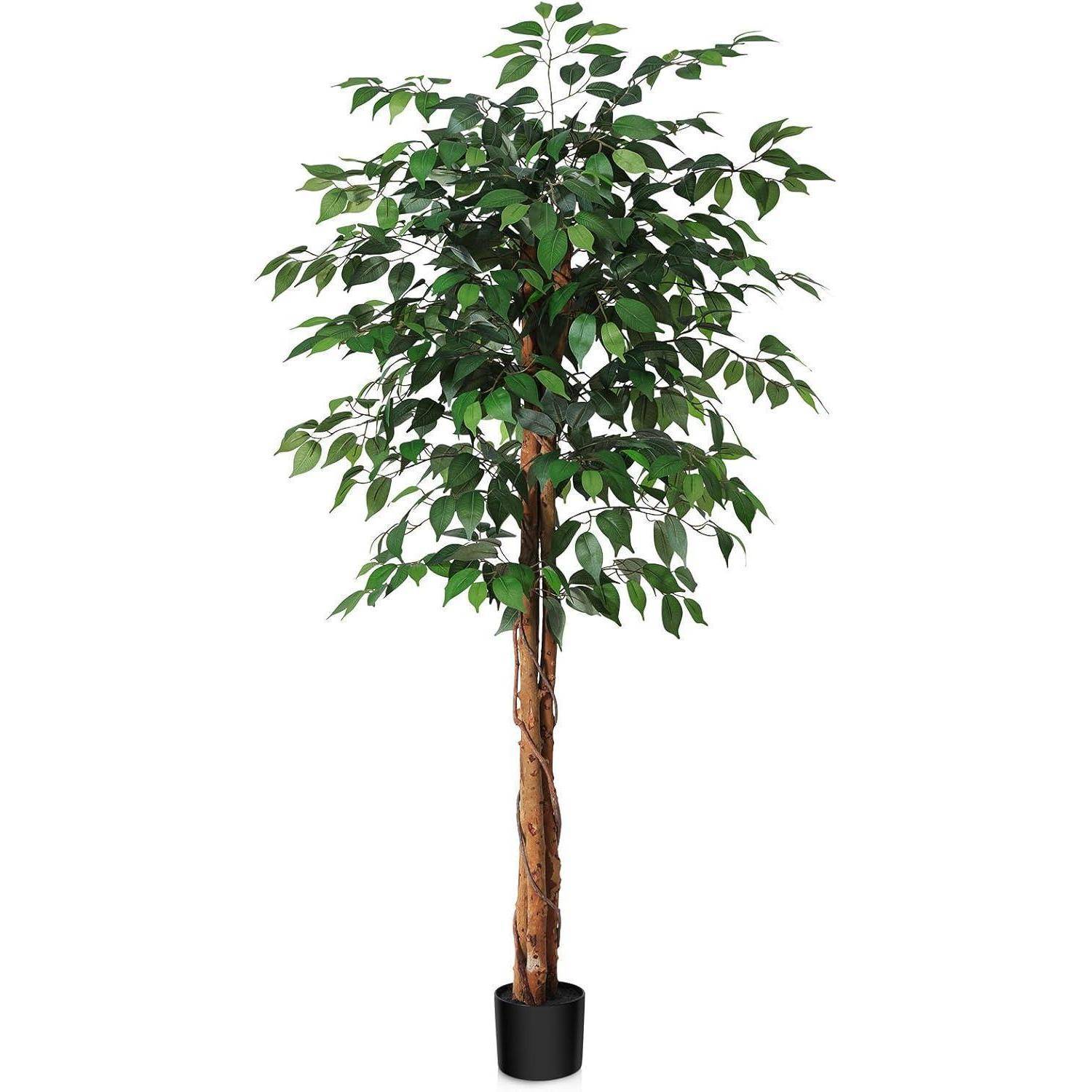 Ein großer künstlicher Ficus-Baum mit üppig grünen Blättern und geflochtener Stammpartie in einem schwarzen Topf.