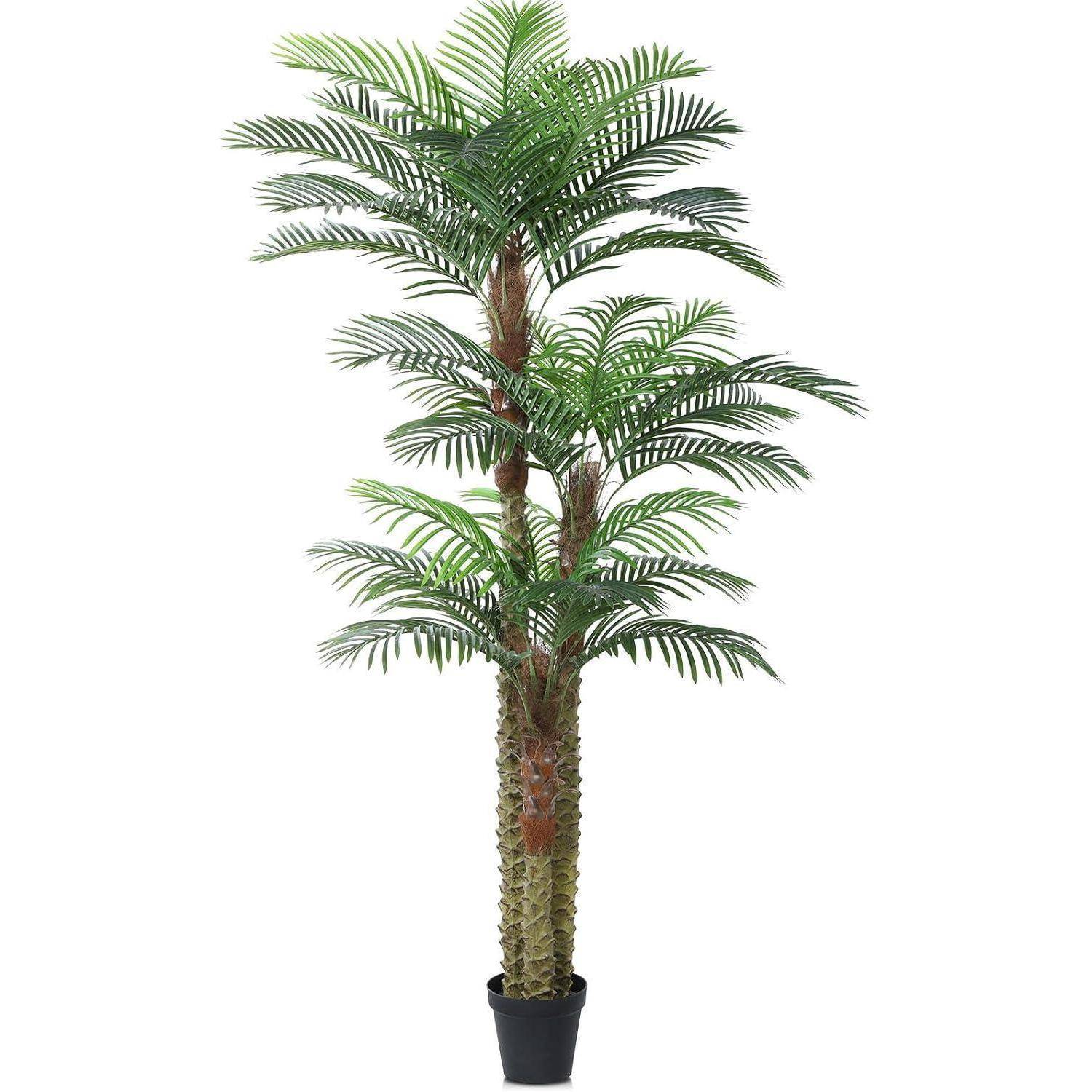Hohe künstliche Palme mit gefiederten, grünen Wedeln und einem strukturierten Stamm in einem kleinen schwarzen Topf.