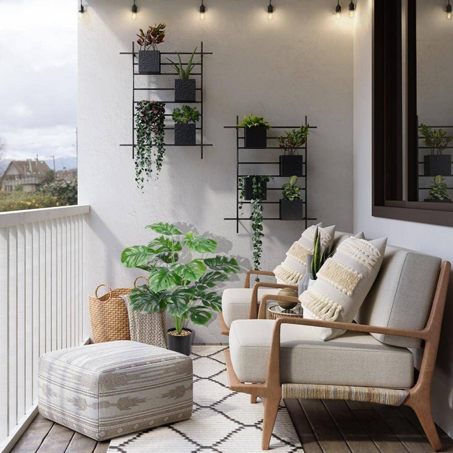Eine gemütliche Terrasse mit einer Zweisitzer-Couch, Kissen, wandmontieren Pflanzenregalen, einem Pouf und einer Topfpflanze. Helles Licht unterstreicht die Dekoration.