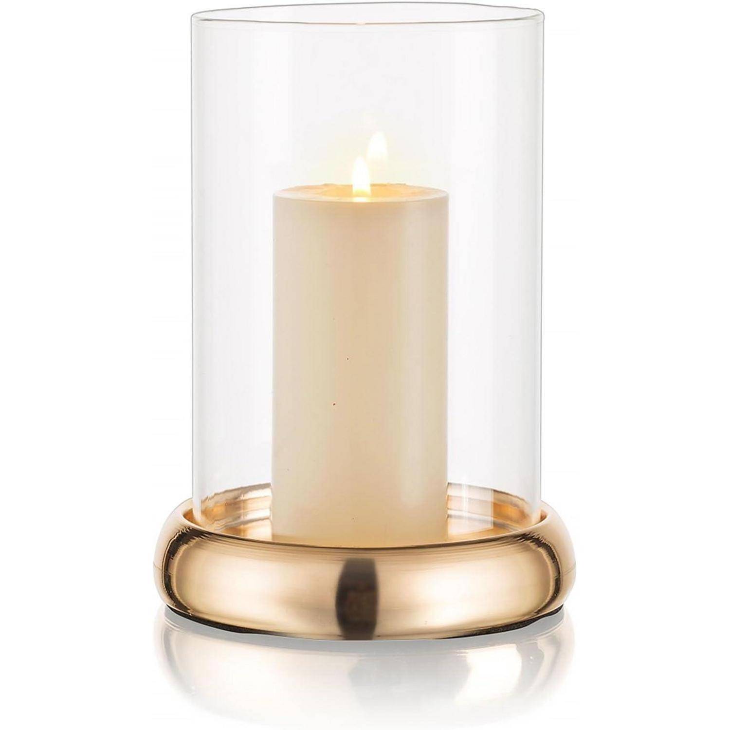 Eine brennende weiße Kerze in einem zylindrischen Glashalter mit metallischer Basis, die das Licht reflektiert und eine warme und elegante Atmosphäre schafft.