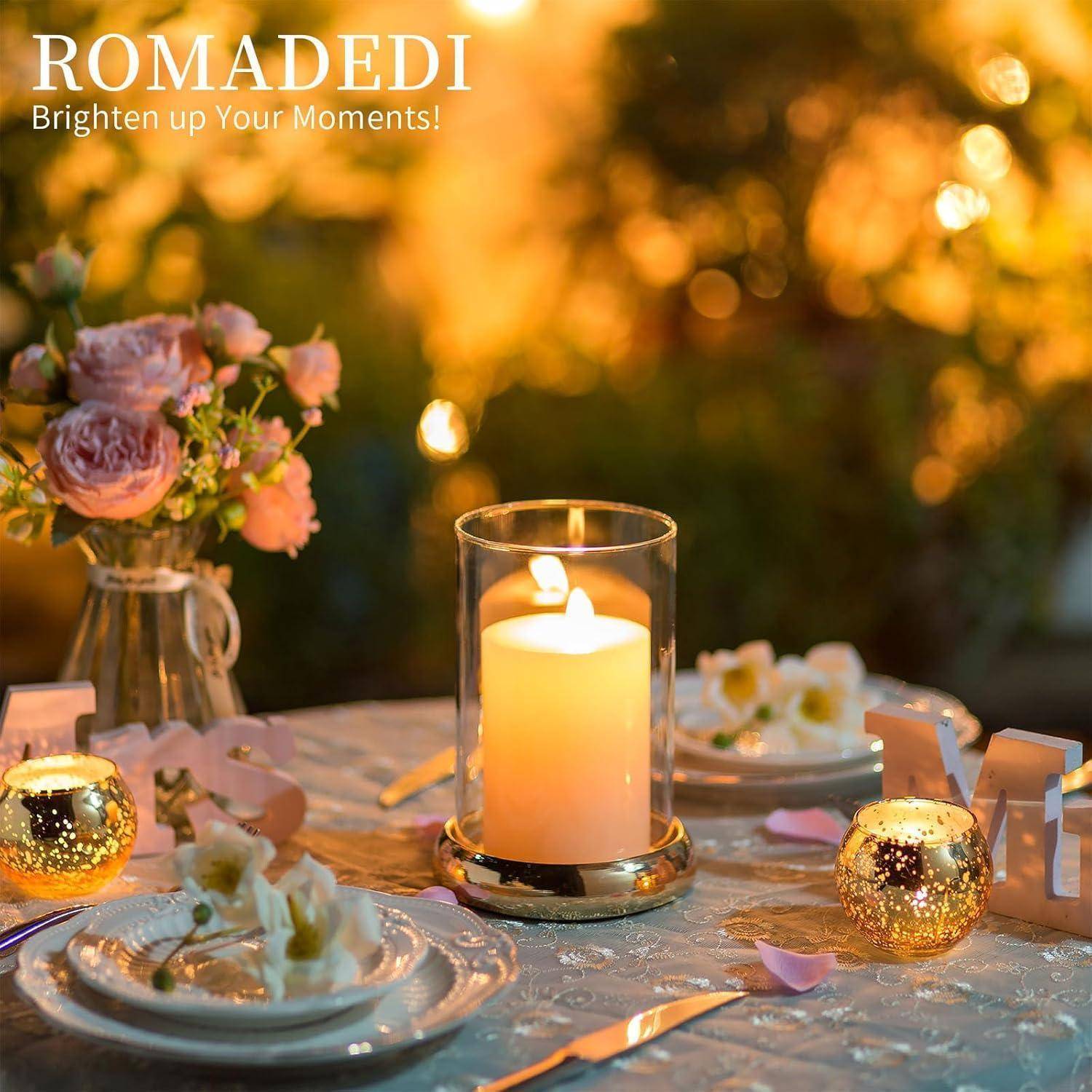Ein für ein romantisches Dinner gedeckter Tisch mit einer brennenden Kerze, rosa Blumen und goldenen Dekorationen. Der Text lautet: 'ROMADEDI Erhelle Deine Momente!