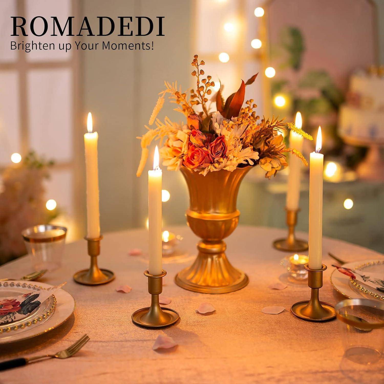 Ein warmbeleuchteter Tisch mit einer goldenen Vase voller Blumen, umgeben von leuchtenden Kerzen. Weicher Hintergrund mit Lichtern. Text: ‚Erhellen Sie Ihre Momente!