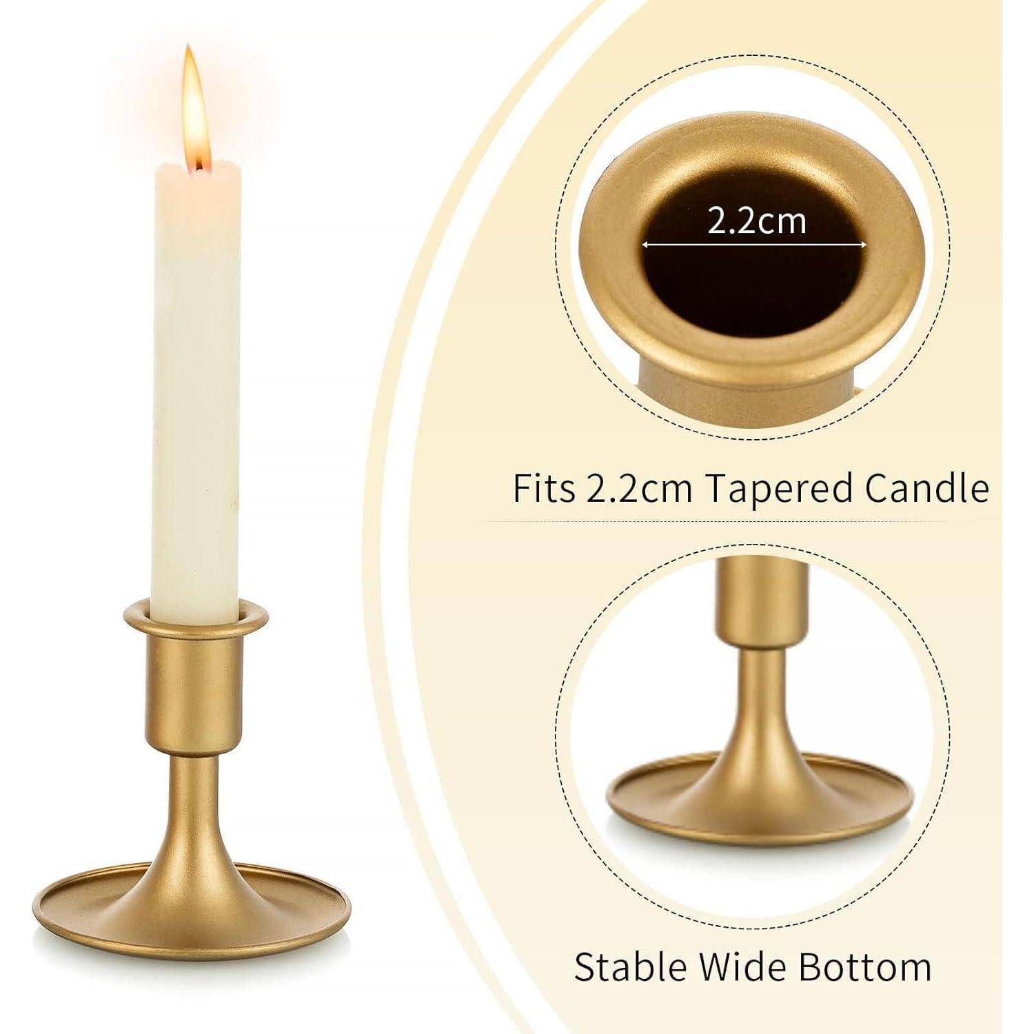 Goldener Kerzenhalter mit einer brennenden Kerze, ausgestattet mit einem Einsatz von 2,2 cm Durchmesser und einer stabilen breiten Bodenplatte für Standfestigkeit.