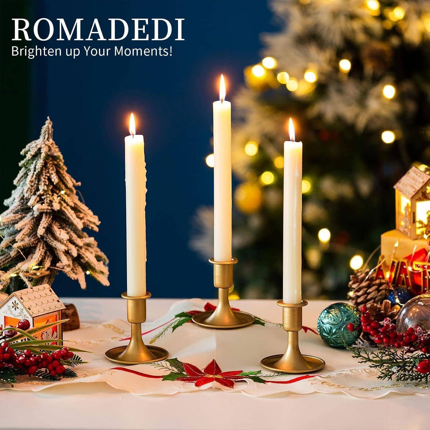 Drei beleuchtete Kerzen in goldenen Haltern auf einem Tisch mit Weihnachtsdekoration im Vordergrund; unscharfer Weihnachtsbaum und Lichter im Hintergrund. Text lautet: 