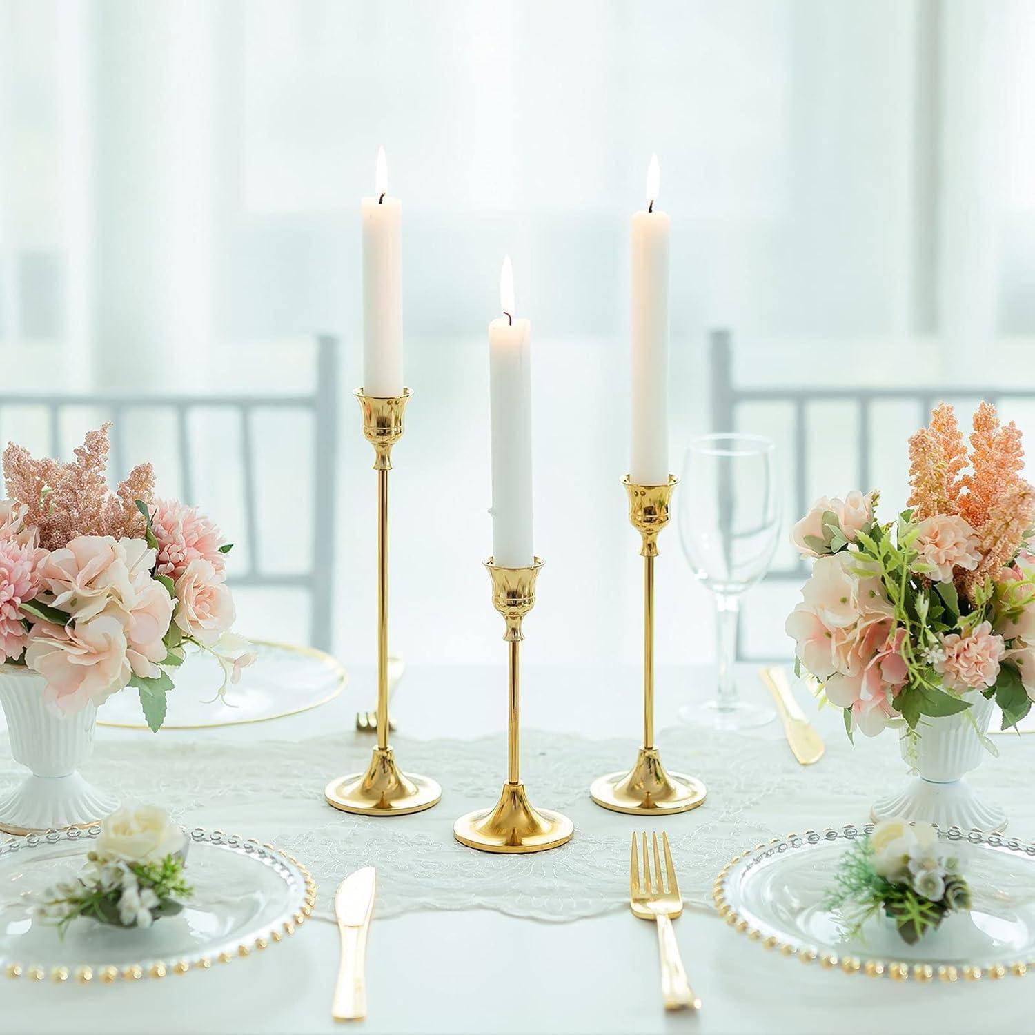 Elegante Tischdecke mit hohen Kerzen, Blumenarrangements in sanften Rosatönen und goldenen Akzenten, die eine romantische, sophistizierte Atmosphäre schaffen.