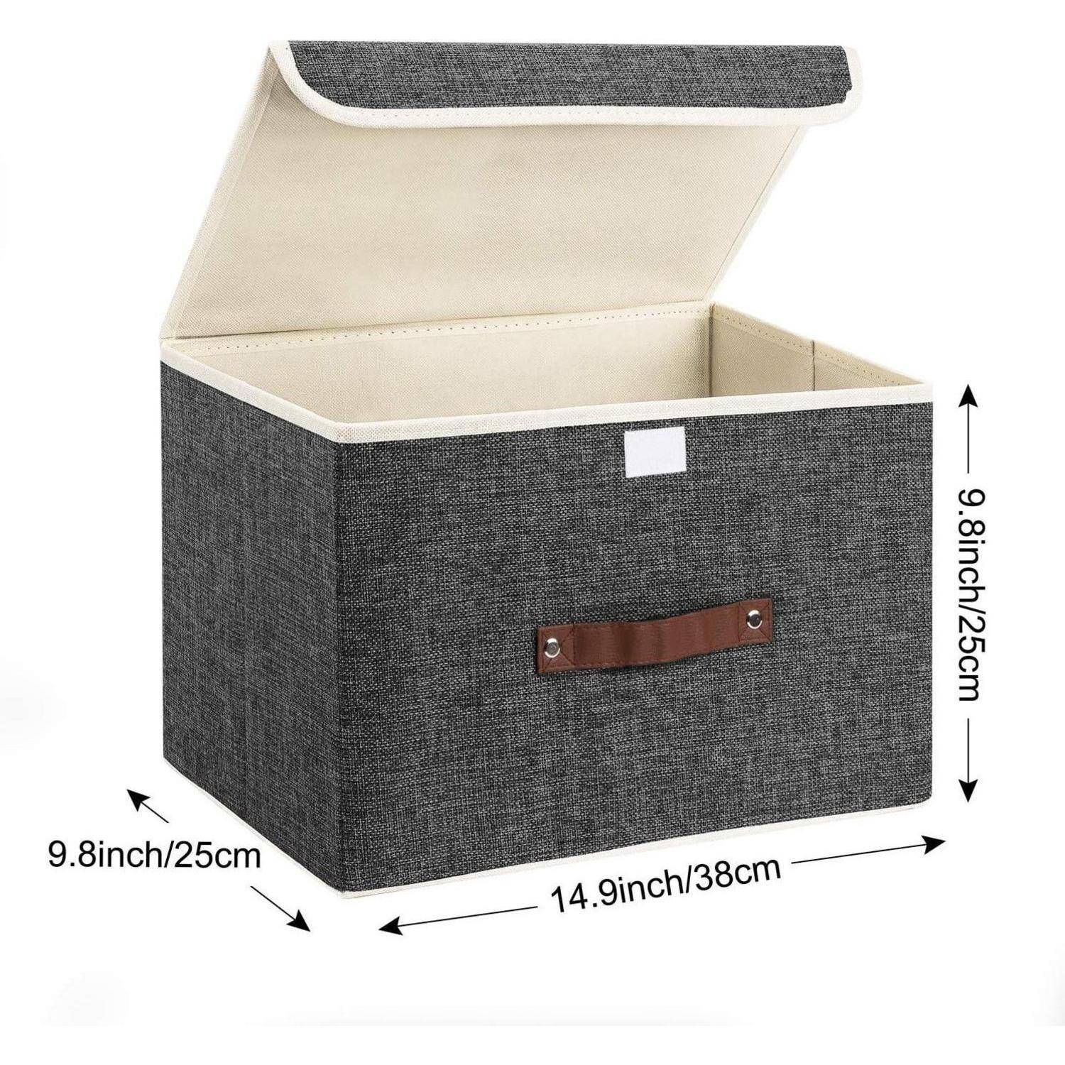 Eine graue Aufbewahrungsbox mit einem cremefarbenen Deckel, braunem Griff und den Maßen 14,9 Zoll/38 cm Breite und 9,8 Zoll/25 cm Höhe.