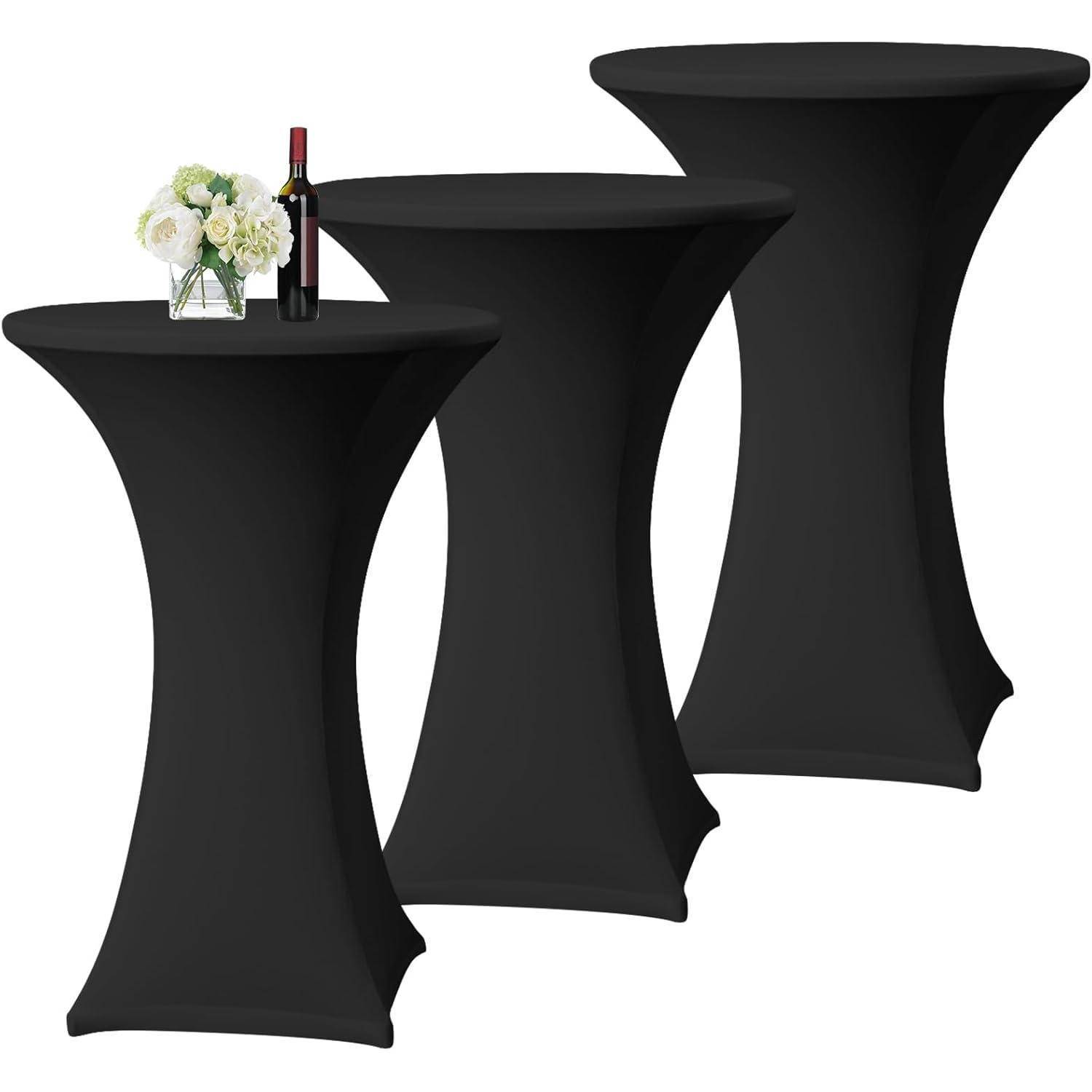 Drei schwarze Cocktailtische mit passenden Hussen; der vordere Tisch hat ein weißes Blumengesteck und eine Rotweinflasche.
