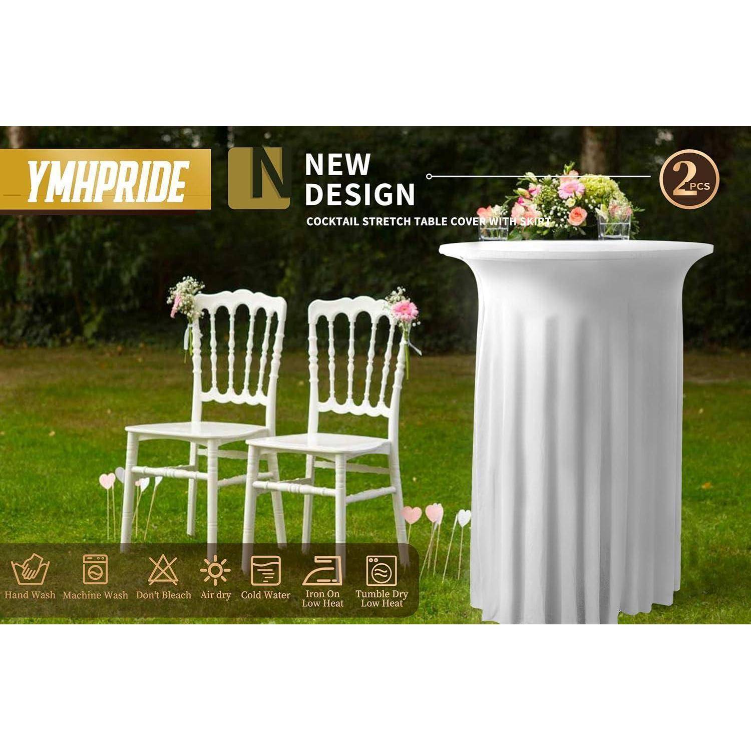 Ein neues Design des 'YMHPRIDE' Cocktail-Stretch-Tischüberzugs, der im Freien präsentiert wird; zwei Stühle und ein Tisch mit Blumendekoration in einer Gartenlandschaft.