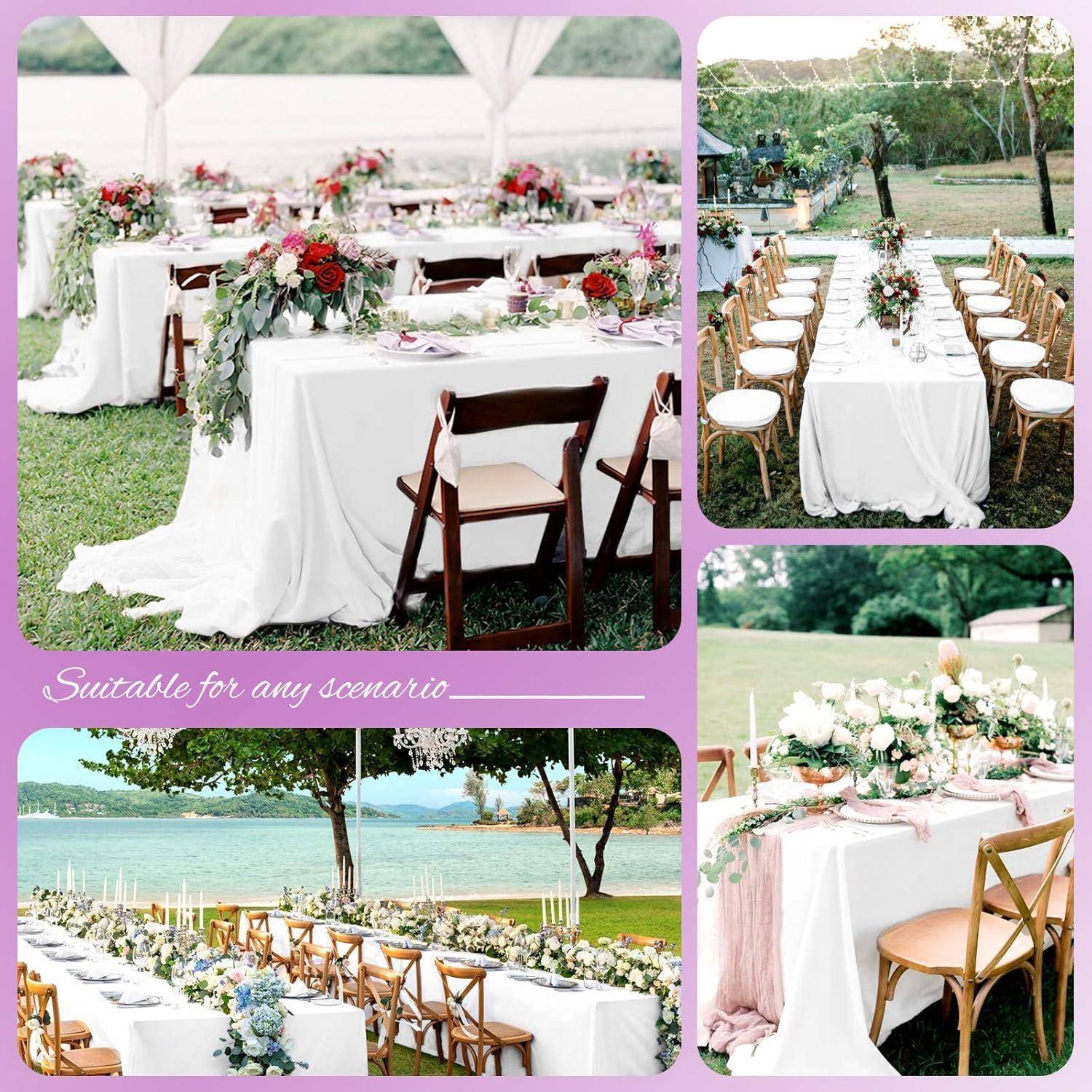 Elegante Hochzeitseinrichtung im Freien mit floralen Mittelstücken auf Tischen mit weißen Leinentüchern, umgeben von Holzstühlen, die einen malerischen Ausblick bieten.