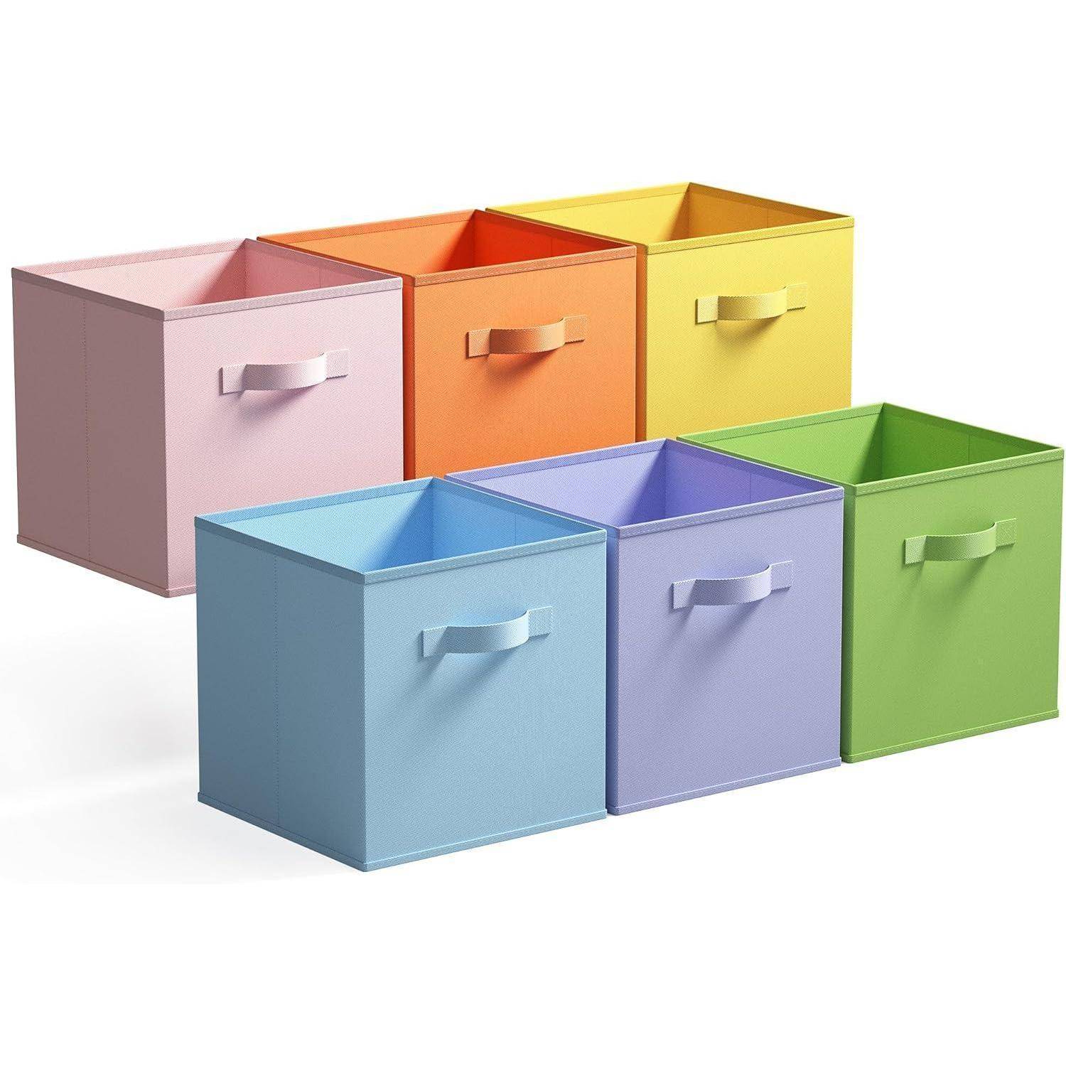 Sechs bunte Aufbewahrungsboxen sind in zwei Reihen angeordnet. Die obere Reihe besteht aus rosa, orangen und gelben Boxen, und die untere Reihe umfasst blaue, violette und grüne Boxen.