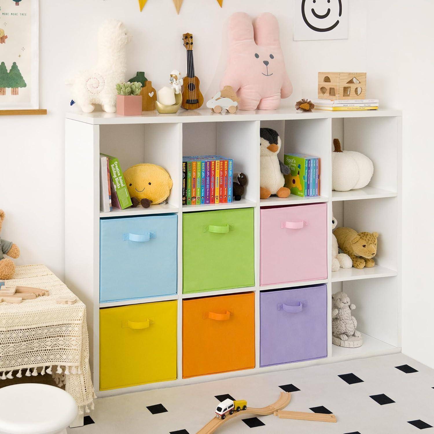 Ein Kinderzimmer mit einem weißen Bücherregal, das farbenfrohe Aufbewahrungsboxen, Plüschtiere, Bücher und Dekorationen enthält und so einen verspielten und organisierten Raum schafft.