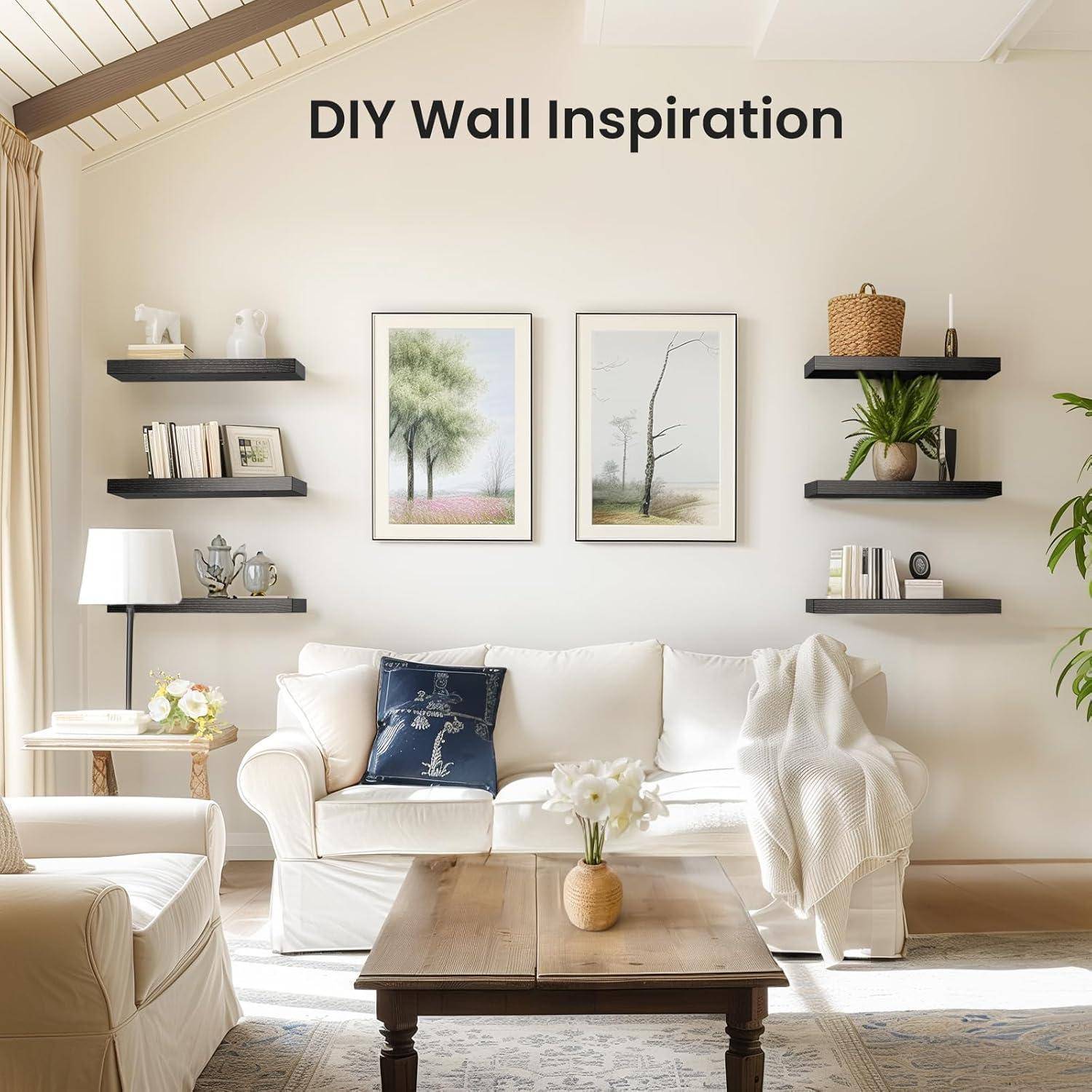 Gemütliches Wohnzimmer mit einem weißen Sofa, Sesseln und einem Holztisch. Schwarze Wandregale tragen Bücher und Dekorationsgegenstände unter dem Text „DIY Wand-Inspiration