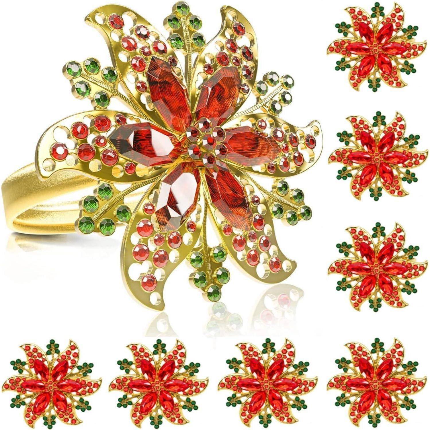 Ein goldener blumenförmiger Ring, geschmückt mit roten und grünen Edelsteinen, wird von kleineren passenden Blumenmustern umgeben.