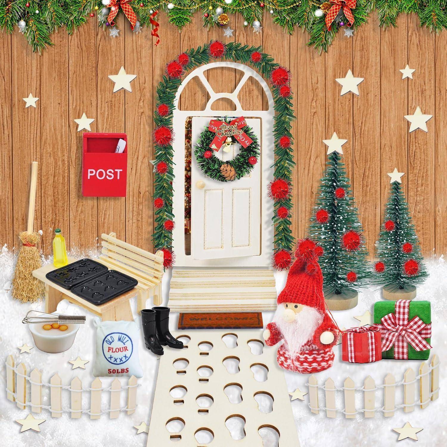 Festliche Feiertagsszene mit einer dekorierten weißen Tür, einem Kranz, Weihnachtsbäumen, Geschenken und einer Gartenzwergfigur vor einem Holzhintergrund.