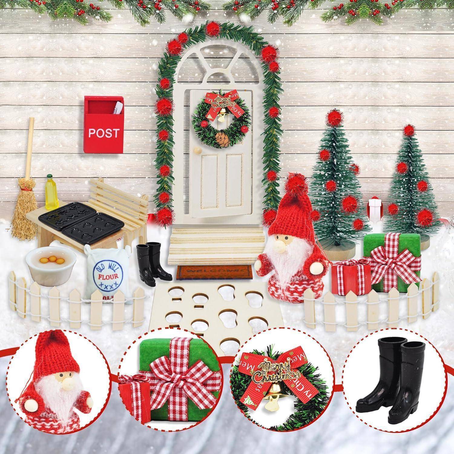Festliche Weihnachtsszene: Eine Tür mit einem Kranz und einer Girlande, verschneiter Hof mit einem Gartenzwerg, Geschenken, Stiefeln, einem Briefkasten und schneebedeckten Bäumen im Hintergrund.