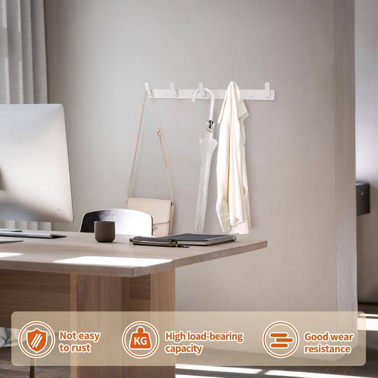 Ein modernes Home-Office mit einem Holzschreibtisch. An der Wand hängt ein Garderobenständer mit einer Tasche und einem Regenschirm. Icons heben die Merkmale hervor: nicht leicht zu rosten, hohe Tragfähigkeit, gute Verschleißfestigkeit.