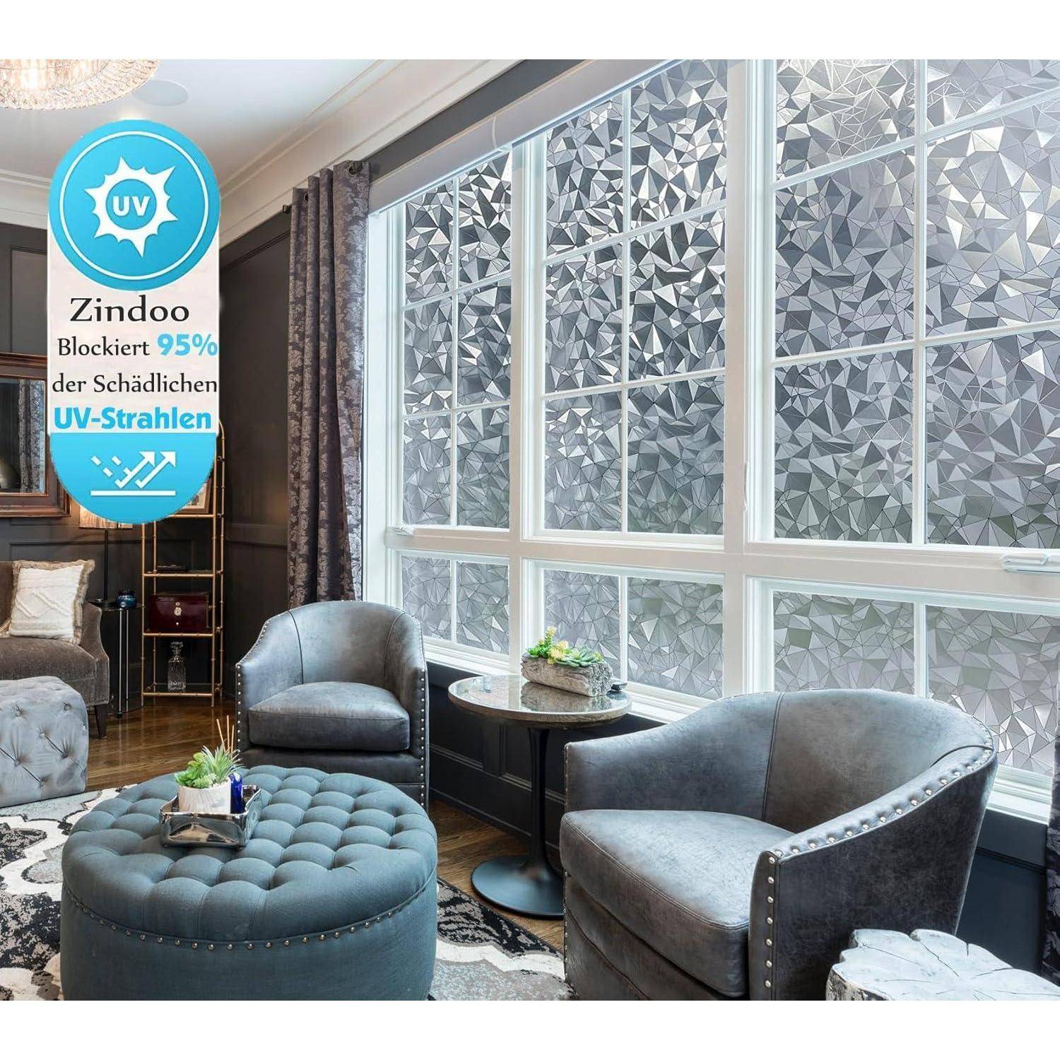 Ein gemütliches Wohnzimmer mit gemusterten Fenstern, die das Licht weich durchlassen. Ein Etikett auf Deutsch hebt hervor: 'Zindoo blockiert 95% der schädlichen UV-Strahlen.