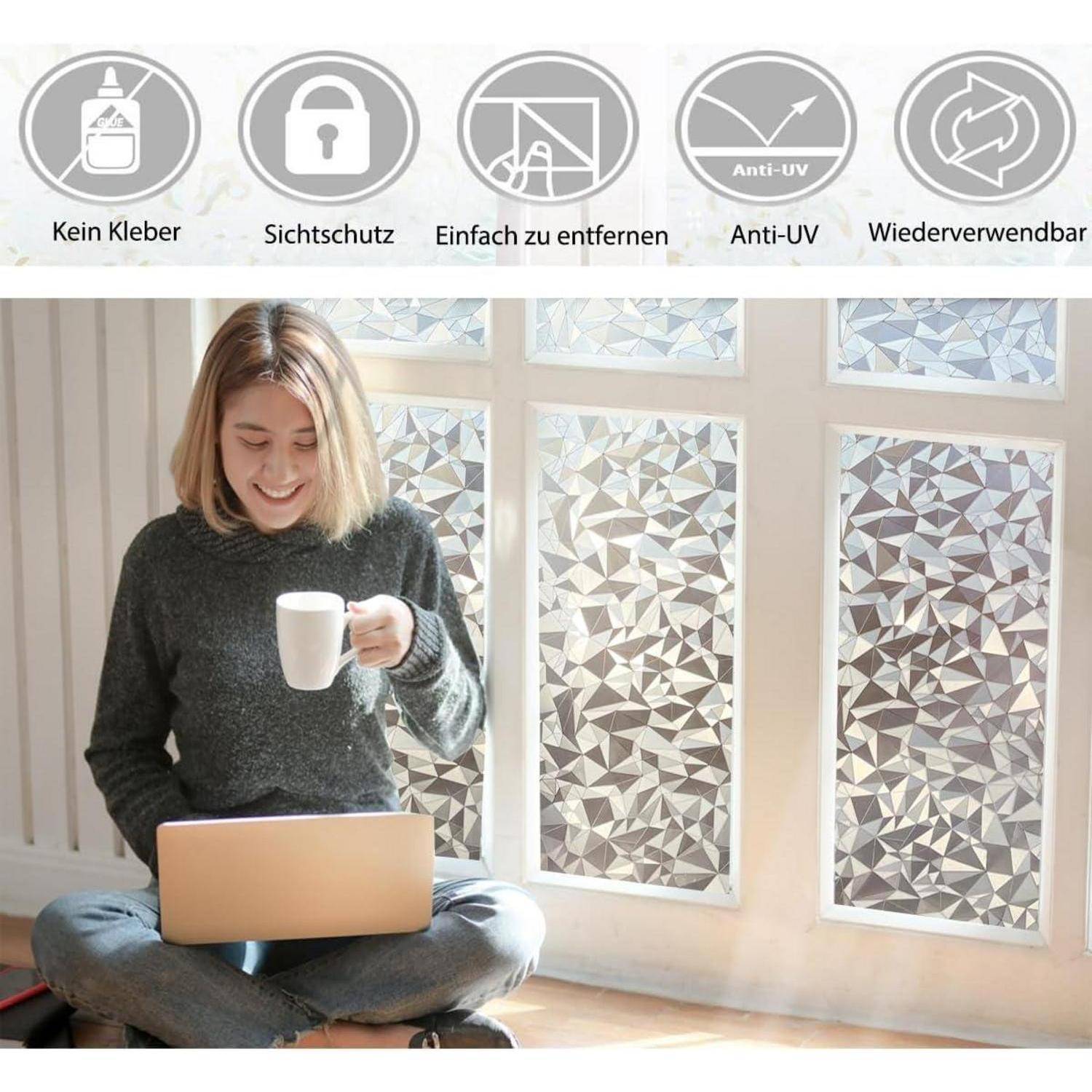 Eine Person sitzt an einem Fenster mit Milchglasfolie für Privatsphäre, hält eine Tasse und nutzt einen Laptop. Über ihr sind Icons platziert, die Produktmerkmale hervorheben: kein Kleber, Privatsphäre, einfache Entfernung, UV-Schutz, wiederverwendbar.