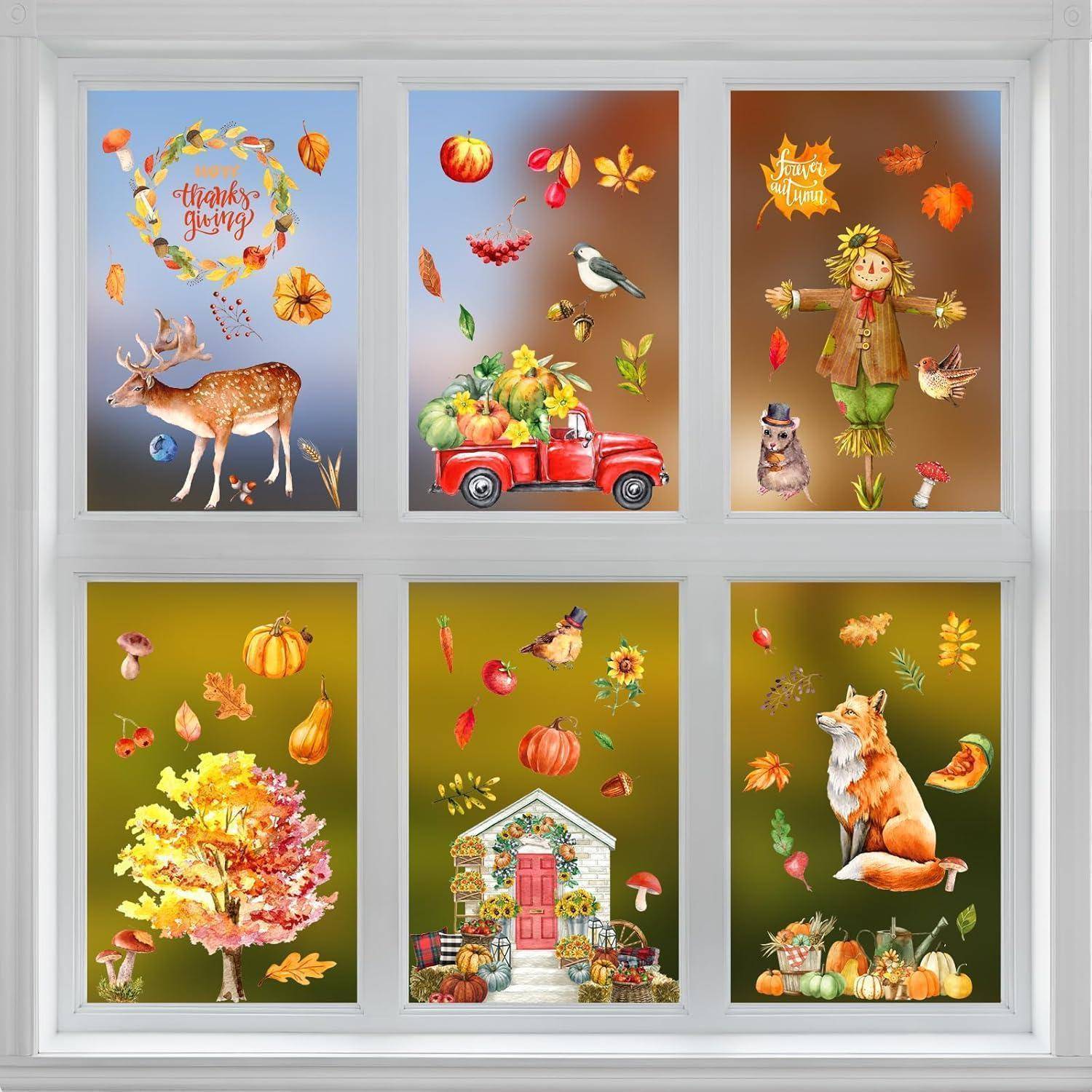 Ein Fenster mit sechs Herbst-Themen-Paneelen, die Herbstblätter, Tiere, Kürbisse, einen Vogelscheuchen, einen roten Lastwagen mit Erntewaren sowie die Worte ‚Thanksgiving' und ‚Herbstzeit' zeigen.