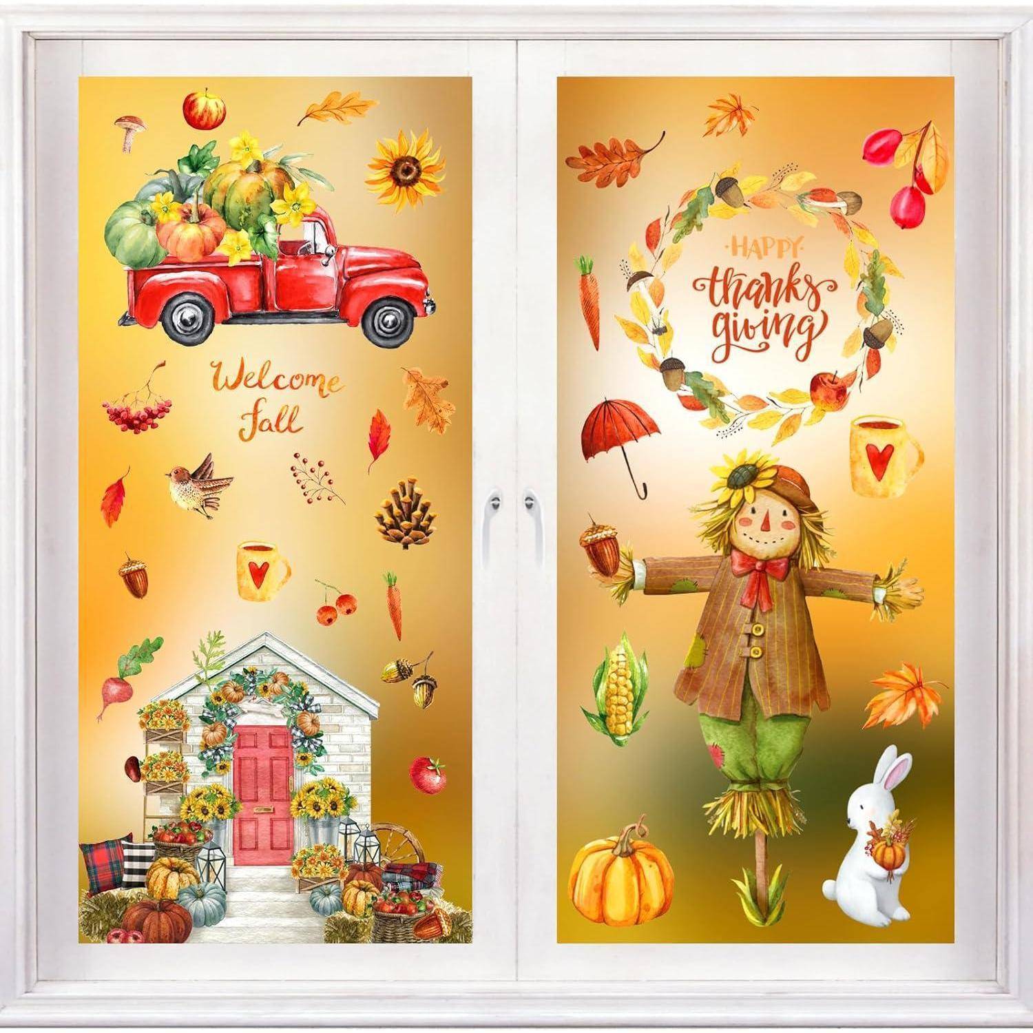 Fensterdekorationen mit Herbst-Motiven: ein roter Lastwagen mit Kürbissen, ein Vogelscheuche und Texte wie 'Willkommen Herbst' und 'Frohen Erntedank